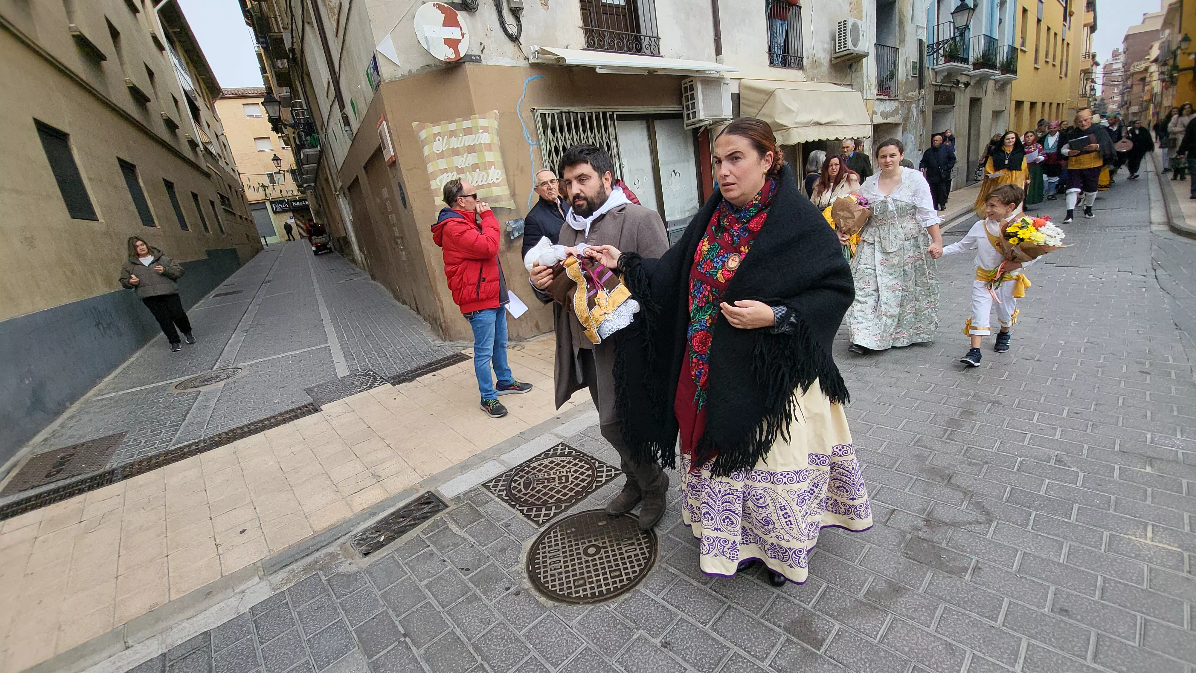 Ofrenda de Flores y Frutos al Santo en las fiestas de San Martín. Foto Mercedes Manterola