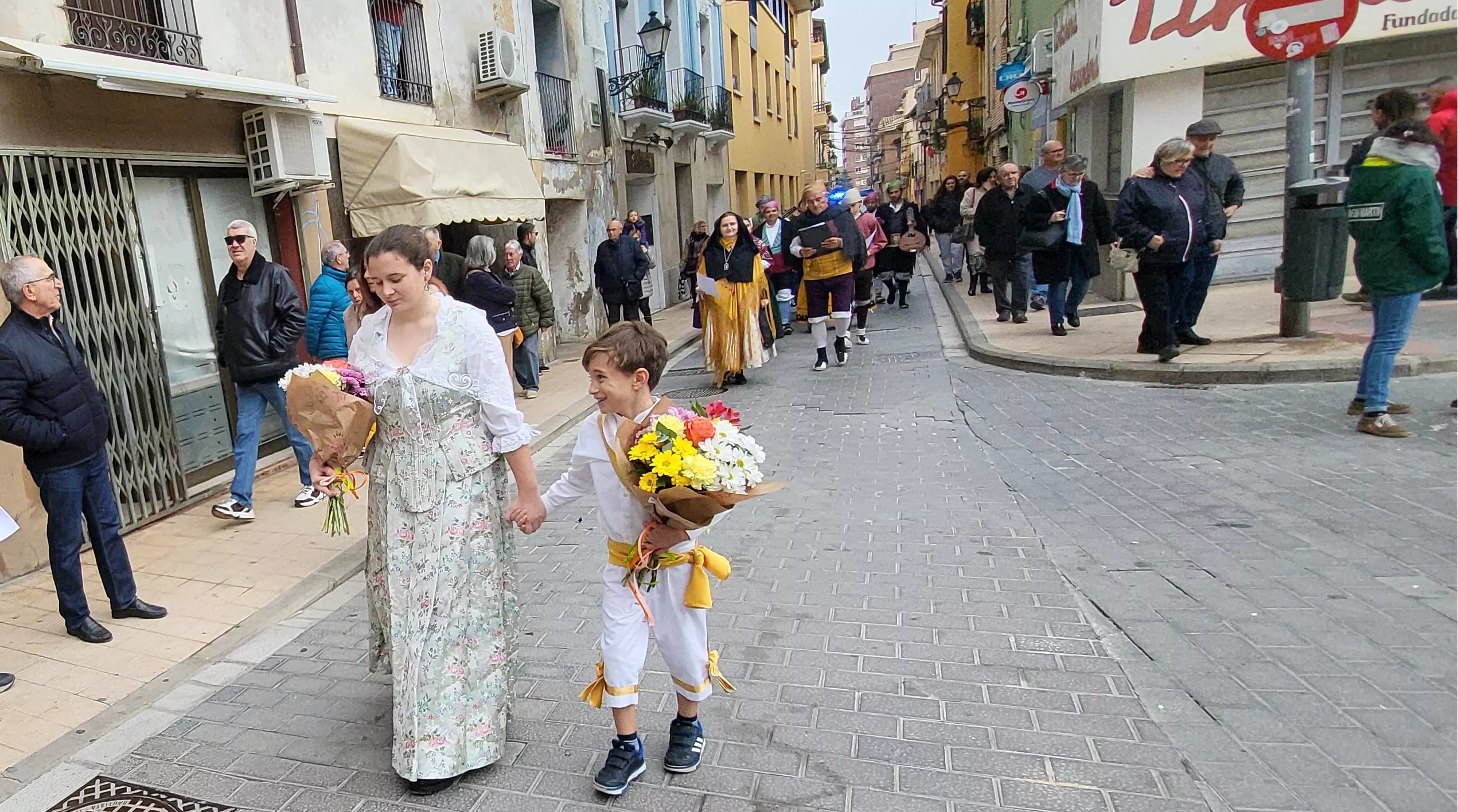 Ofrenda de Flores y Frutos al Santo en las fiestas de San Martín. Foto Mercedes Manterola