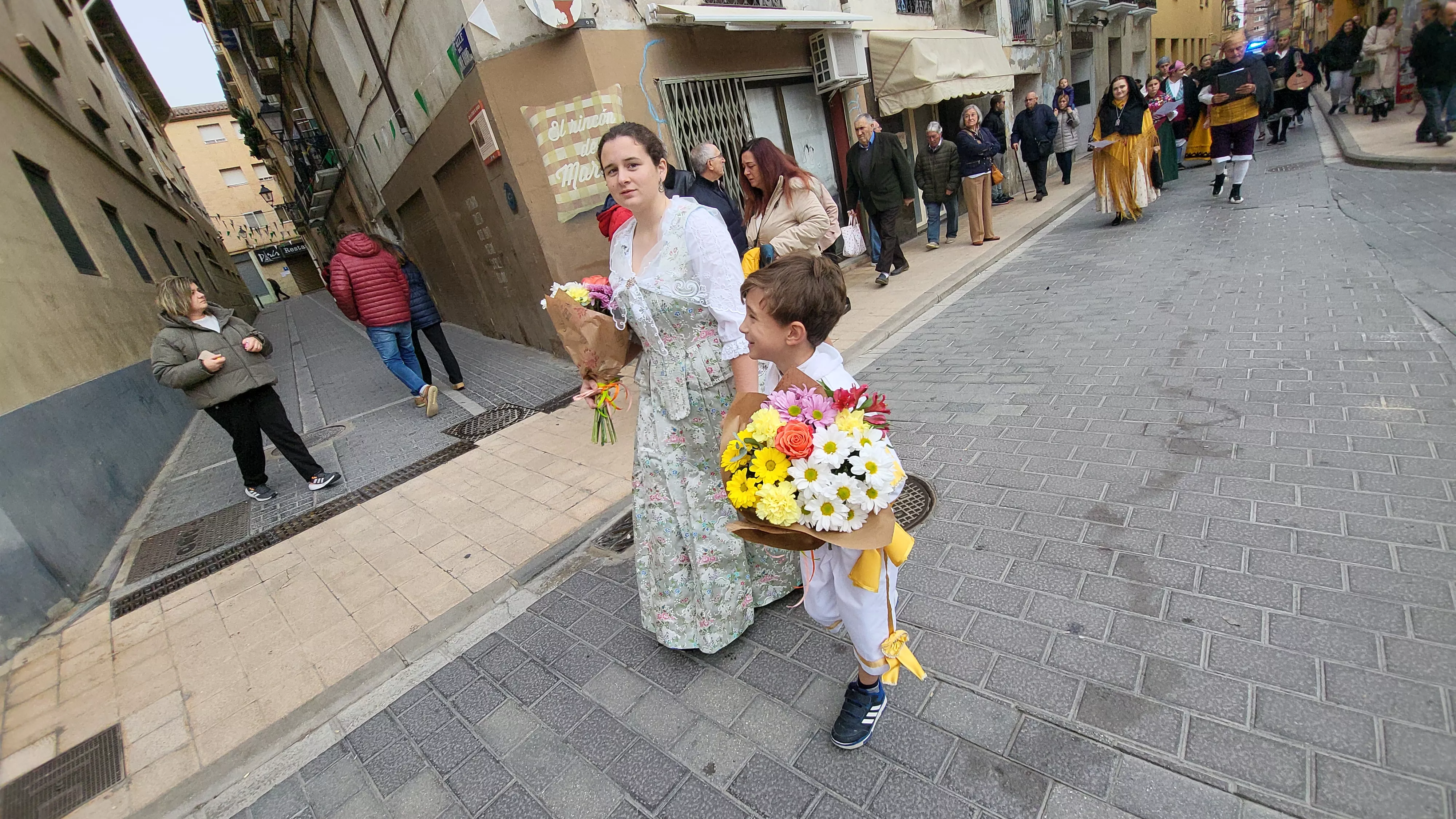 Ofrenda de Flores y Frutos al Santo en las fiestas de San Martín. Foto Mercedes Manterola
