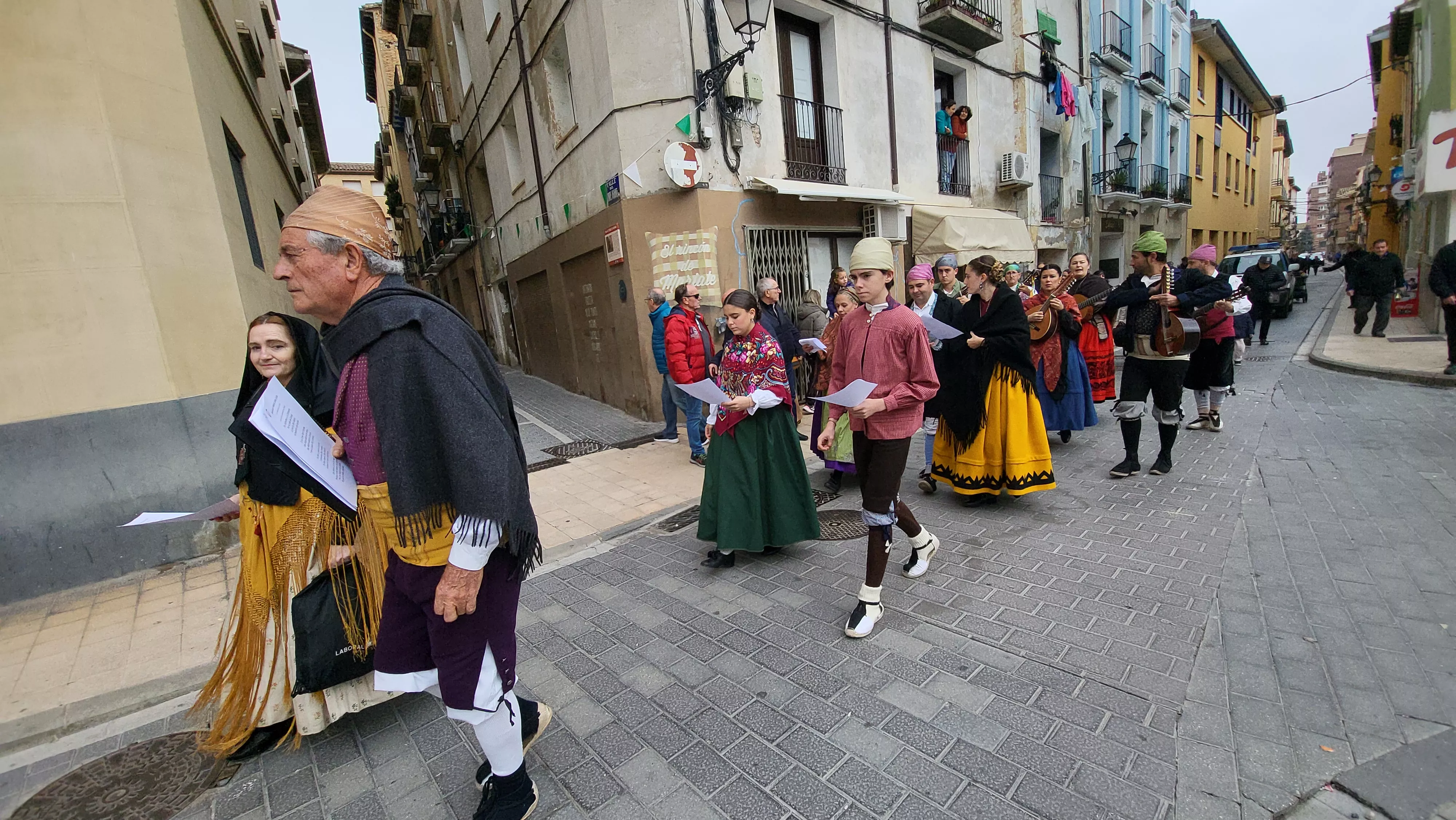 Ofrenda de Flores y Frutos al Santo en las fiestas de San Martín. Foto Mercedes Manterola