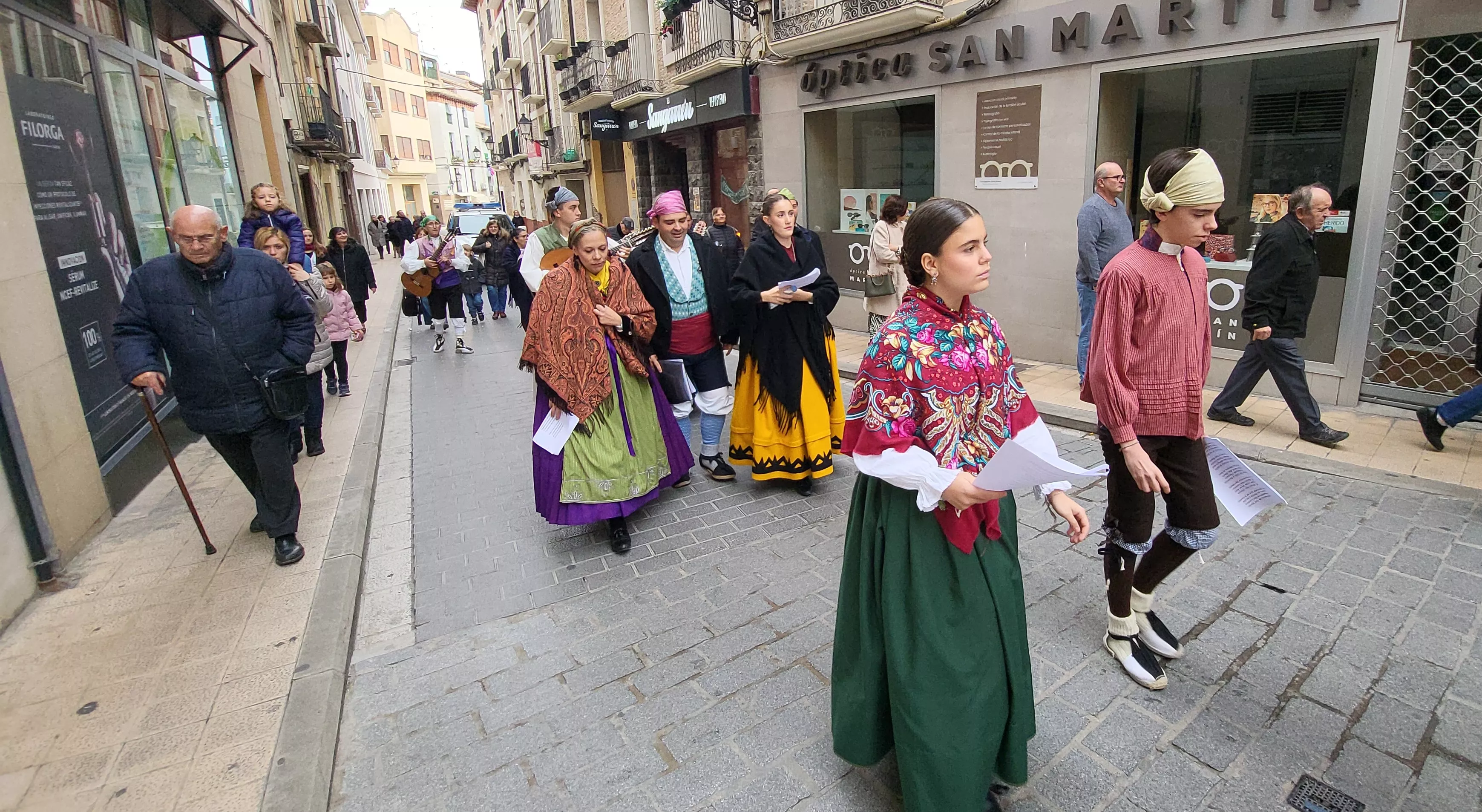 Ofrenda de Flores y Frutos al Santo en las fiestas de San Martín. Foto Mercedes Manterola
