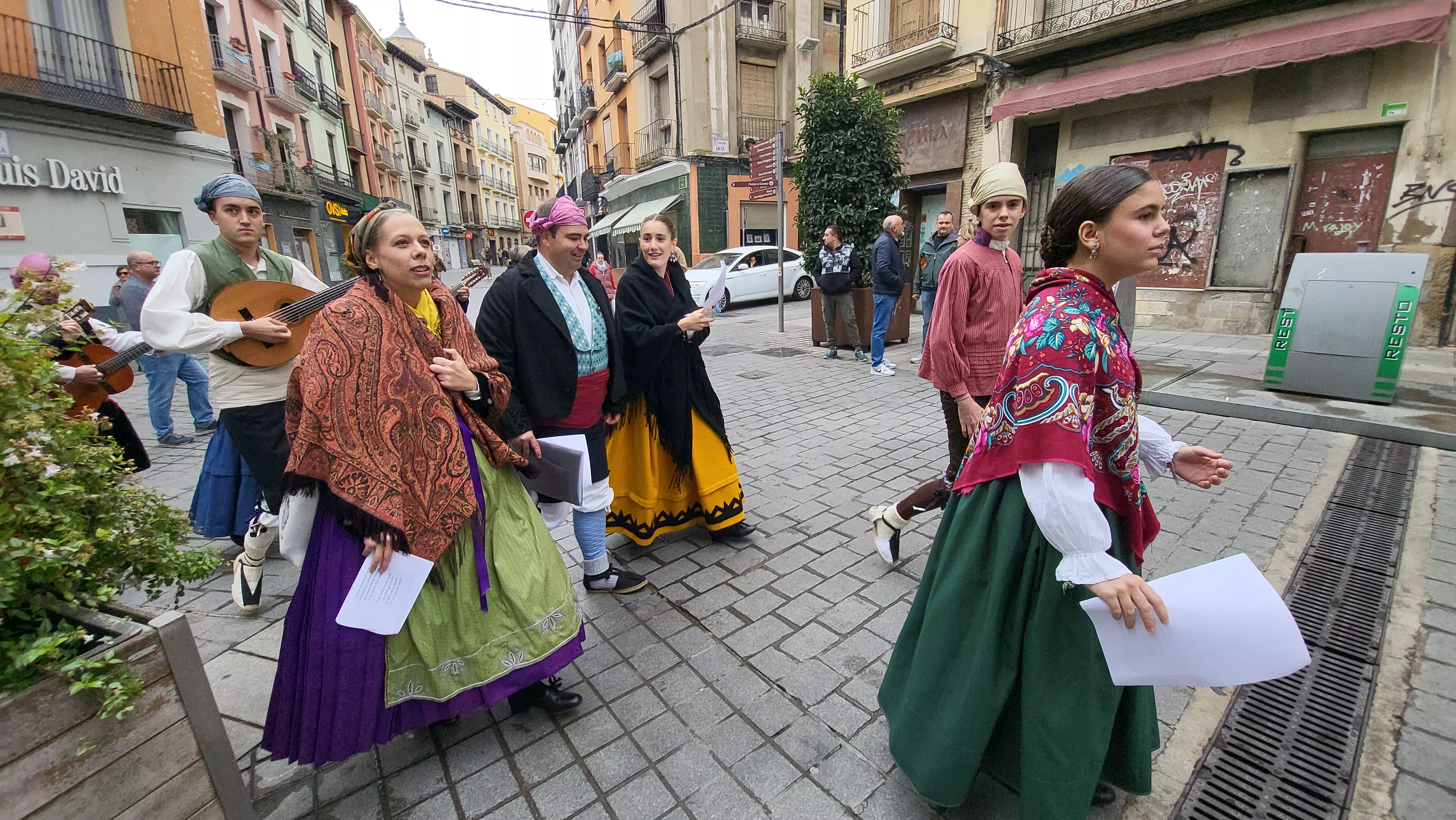 Ofrenda de Flores y Frutos al Santo en las fiestas de San Martín. Foto Mercedes Manterola