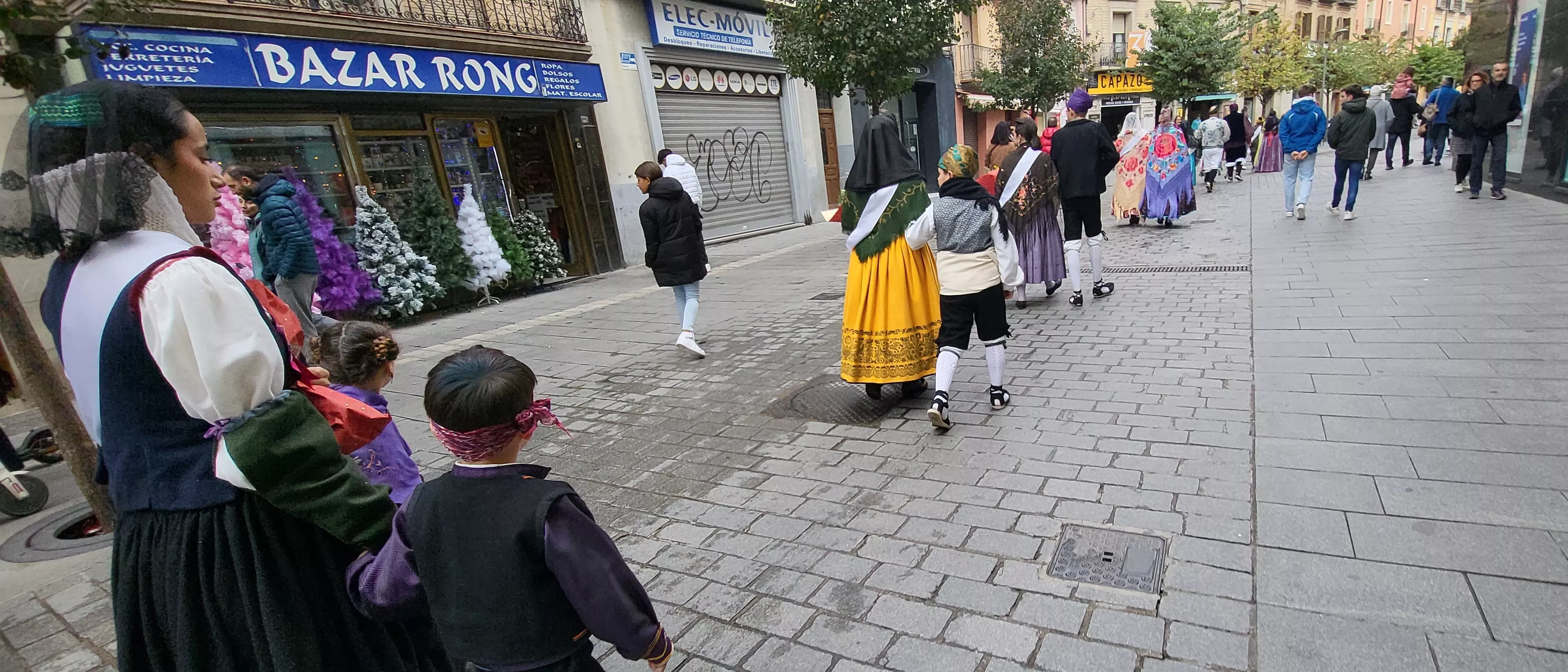 Ofrenda de Flores y Frutos al Santo en las fiestas de San Martín. Foto Mercedes Manterola