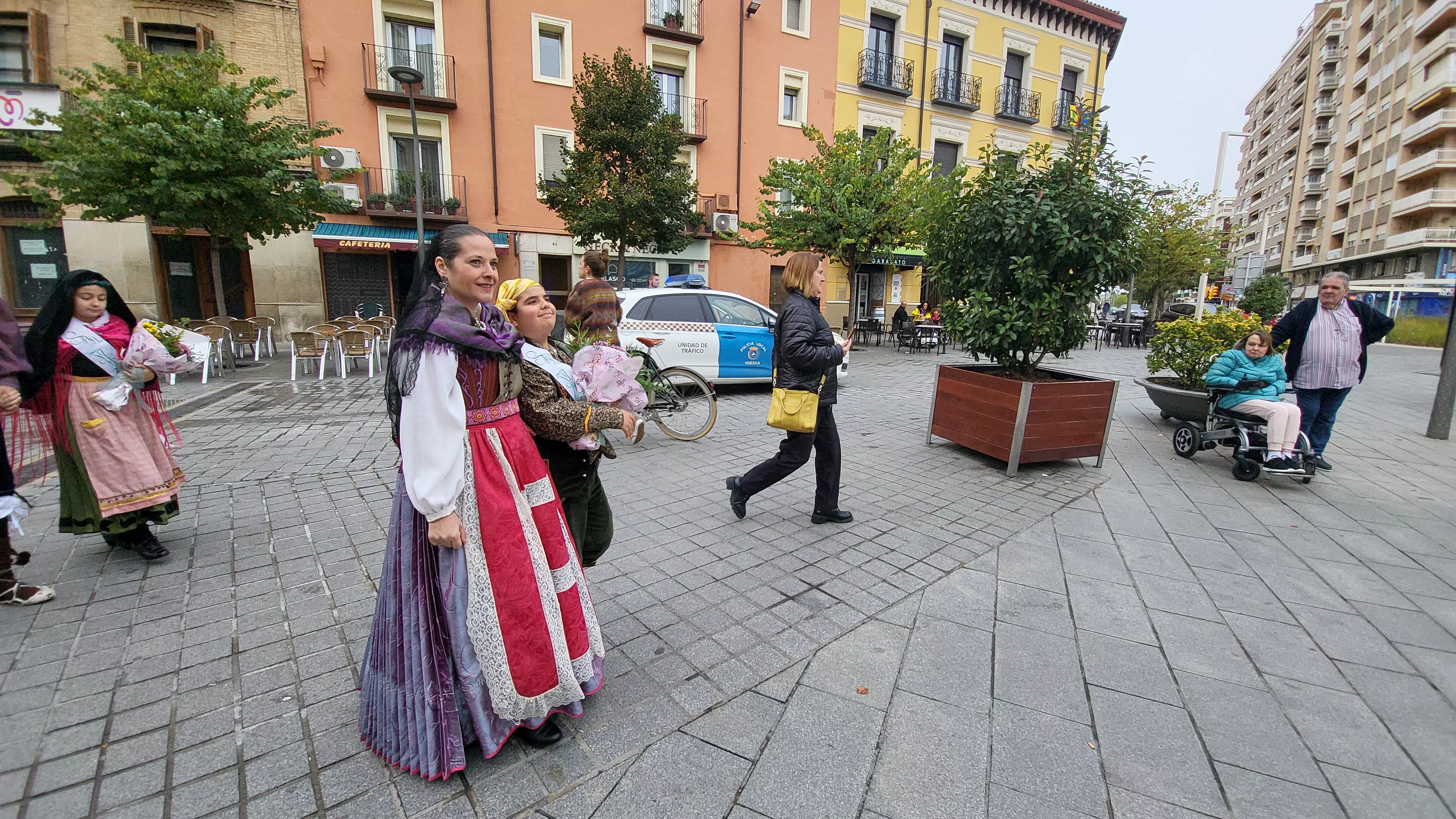 Ofrenda de Flores y Frutos al Santo en las fiestas de San Martín. Foto Mercedes Manterola