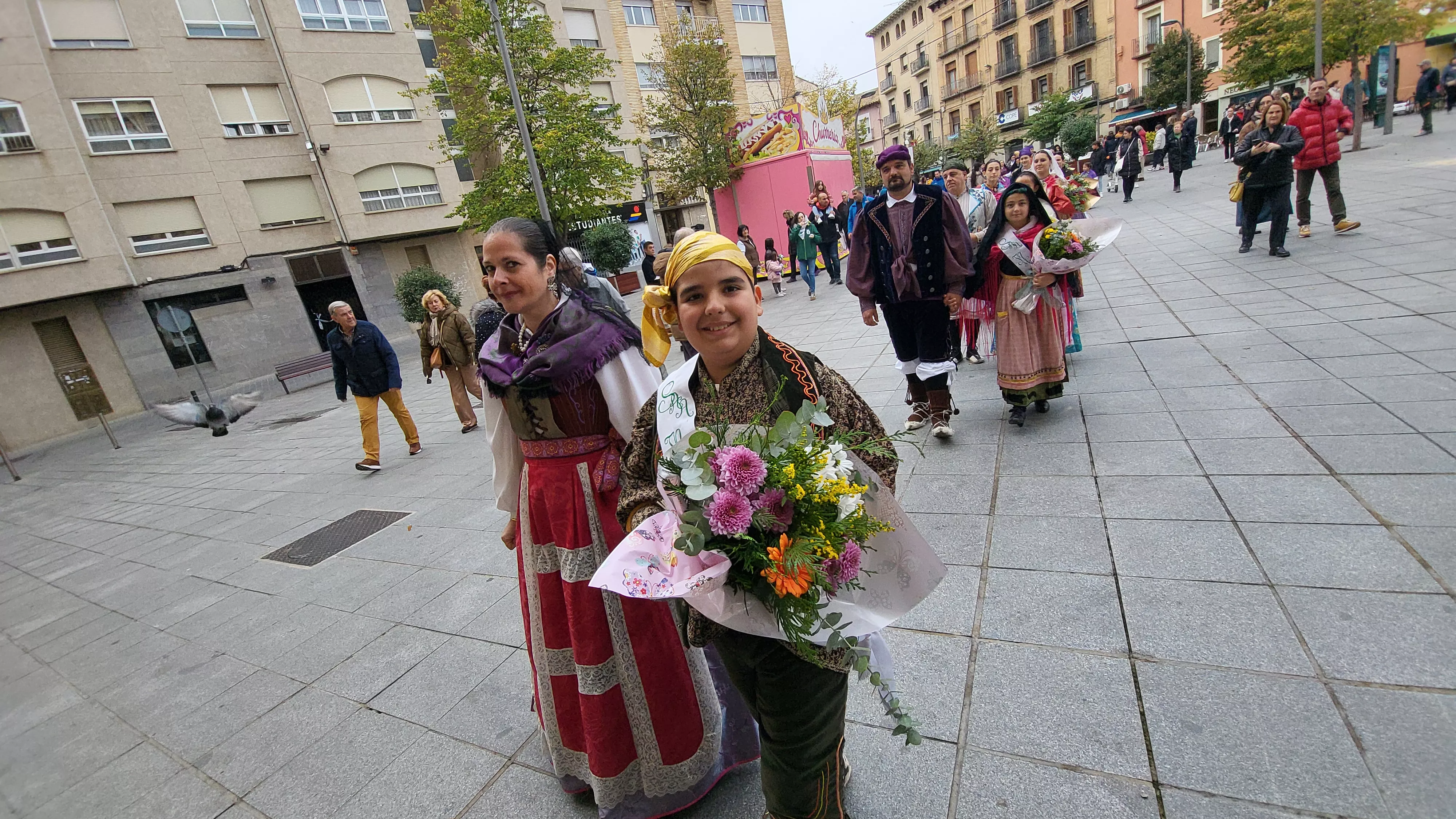 Ofrenda de Flores y Frutos al Santo en las fiestas de San Martín. Foto Mercedes Manterola