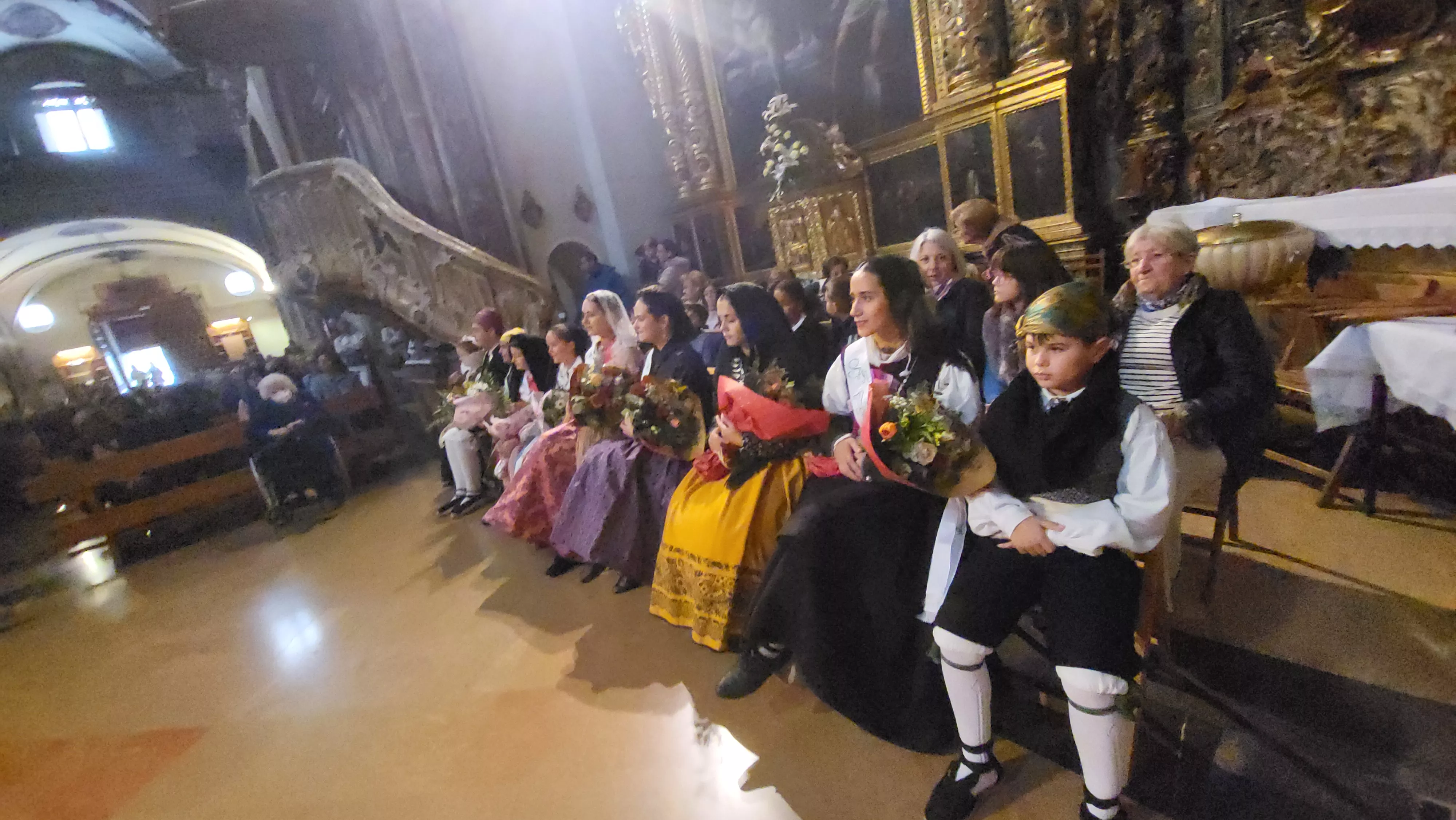 Ofrenda de Flores y Frutos al Santo en las fiestas de San Martín. Foto Mercedes Manterola
