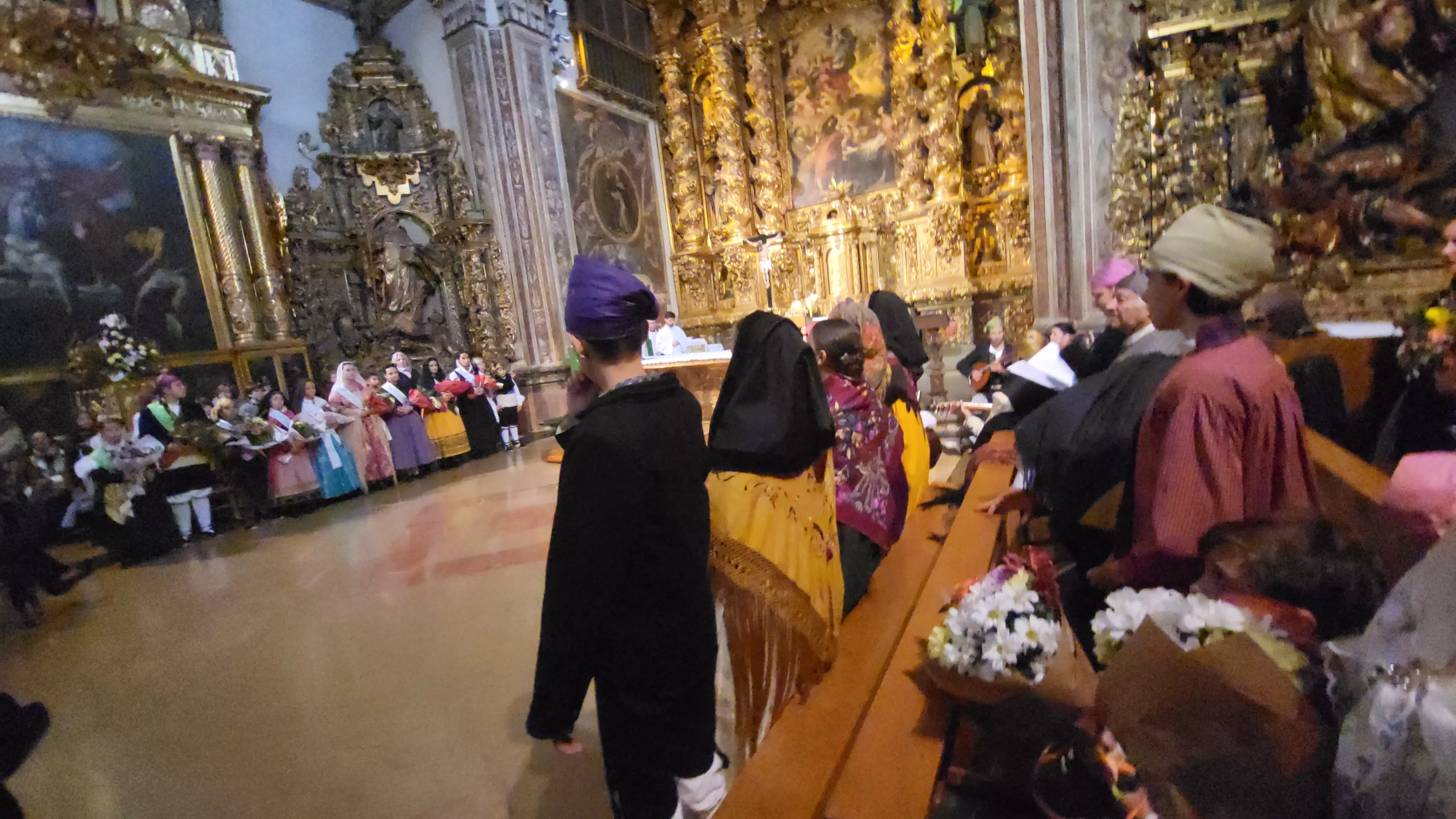 Ofrenda de Flores y Frutos al Santo en las fiestas de San Martín. Foto Mercedes Manterola