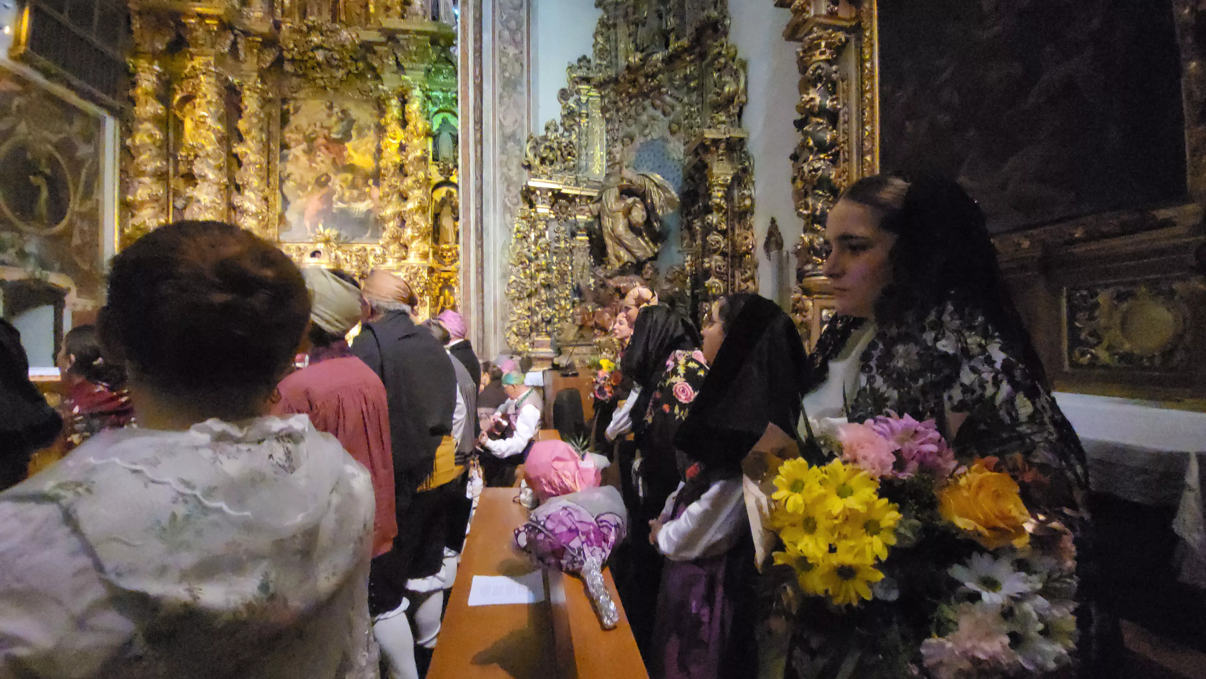 Ofrenda de Flores y Frutos al Santo en las fiestas de San Martín. Foto Mercedes Manterola
