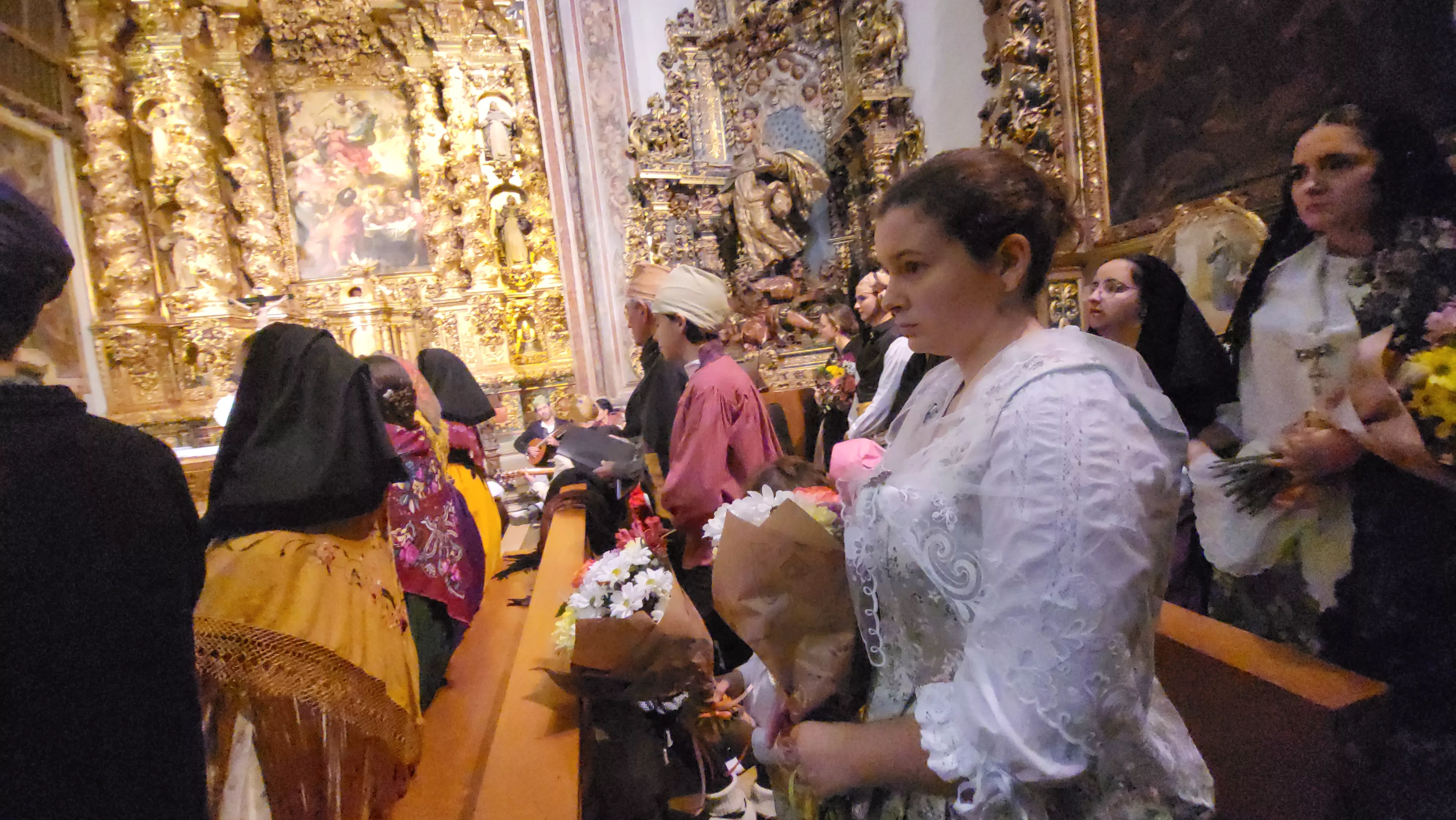 Ofrenda de Flores y Frutos al Santo en las fiestas de San Martín. Foto Mercedes Manterola