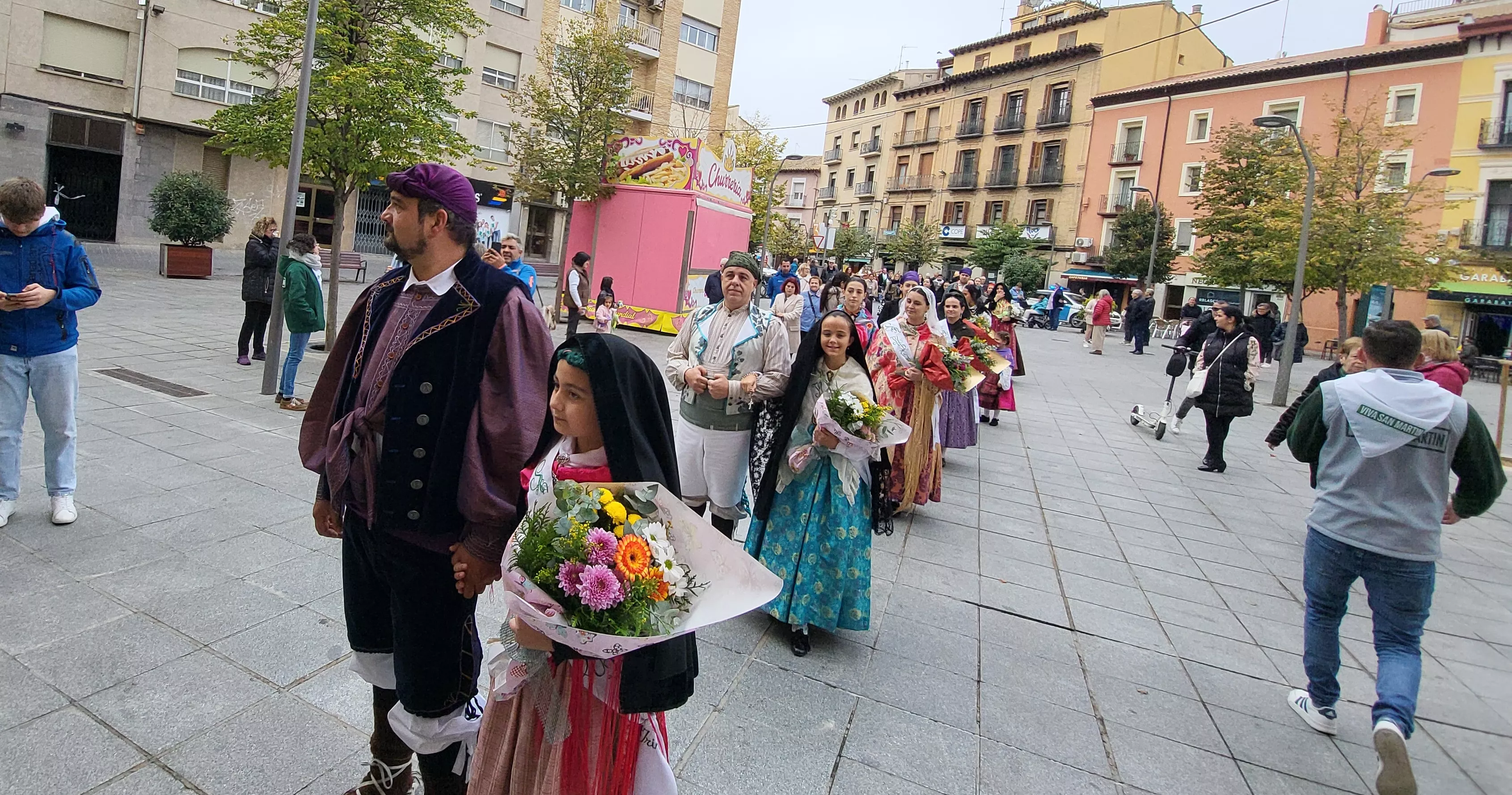 Ofrenda de Flores y Frutos al Santo en las fiestas de San Martín. Foto Mercedes Manterola
