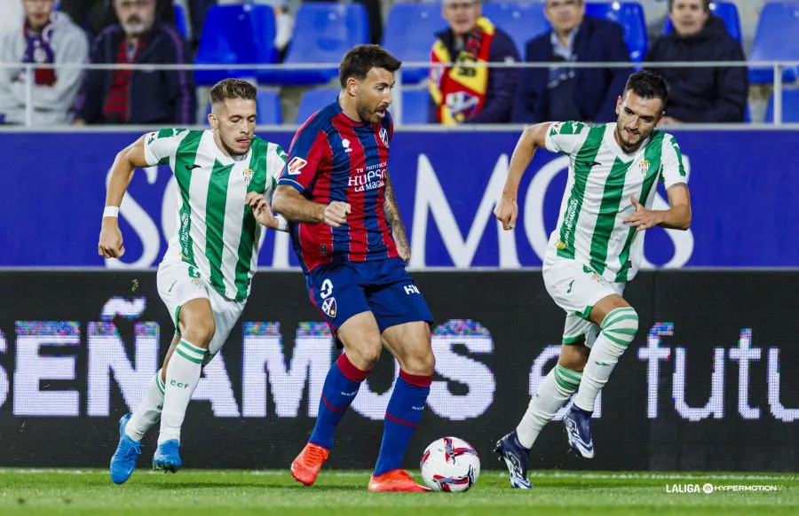 Sergi Enrich en un partido del Huesca ante el Córdoba.
