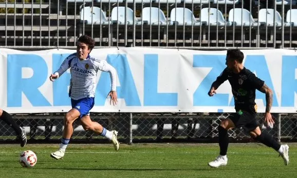 Chema encara a Sito en el Deportivo Aragón 3-1 Barbastro. Dani Martínez: "El segundo gol ha sido un golpe duro".