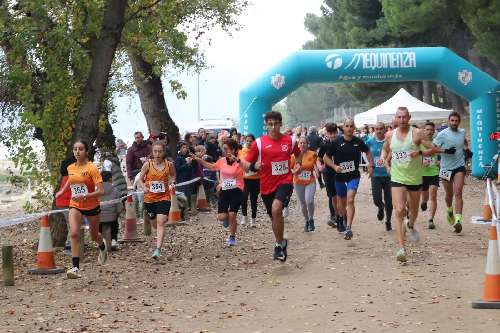 Senior y veteranos. Gran ambiente en el IX Cross Villa de Mequinenza dentro del calendario comarcal de campo a través, con cerca de 130 participantes.