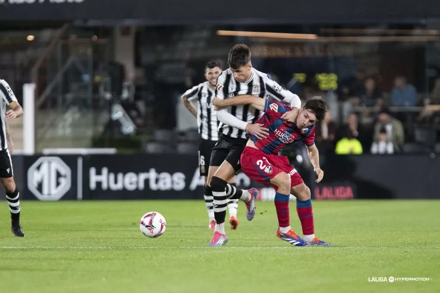 Javi Hernández, uno de los mejores del Huesca, pelea un balón en Cartagonova. Foto: LaLiga