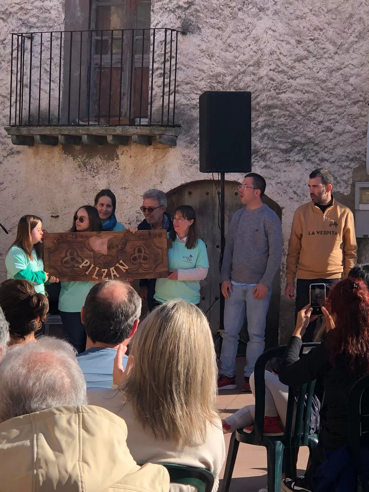 Artecor Monegros de Alberuela de Tubo y Down Huesca entregan el frontal del ajuar de la casadera a la Fundación Crisálida en Pilzán