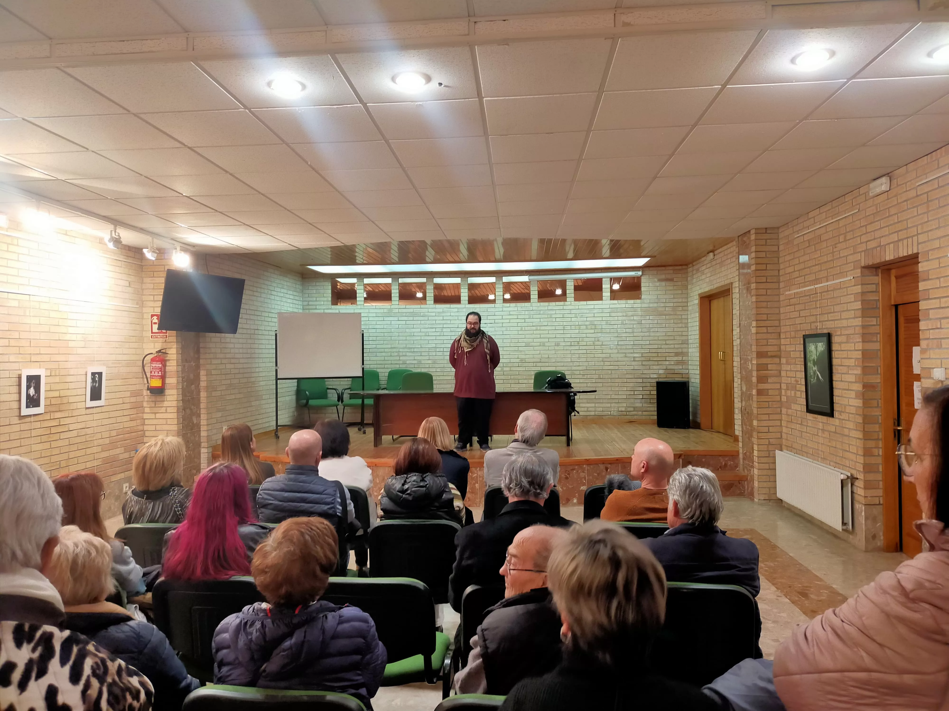 Eduardo Palacín en la charla inaugural de su exposición