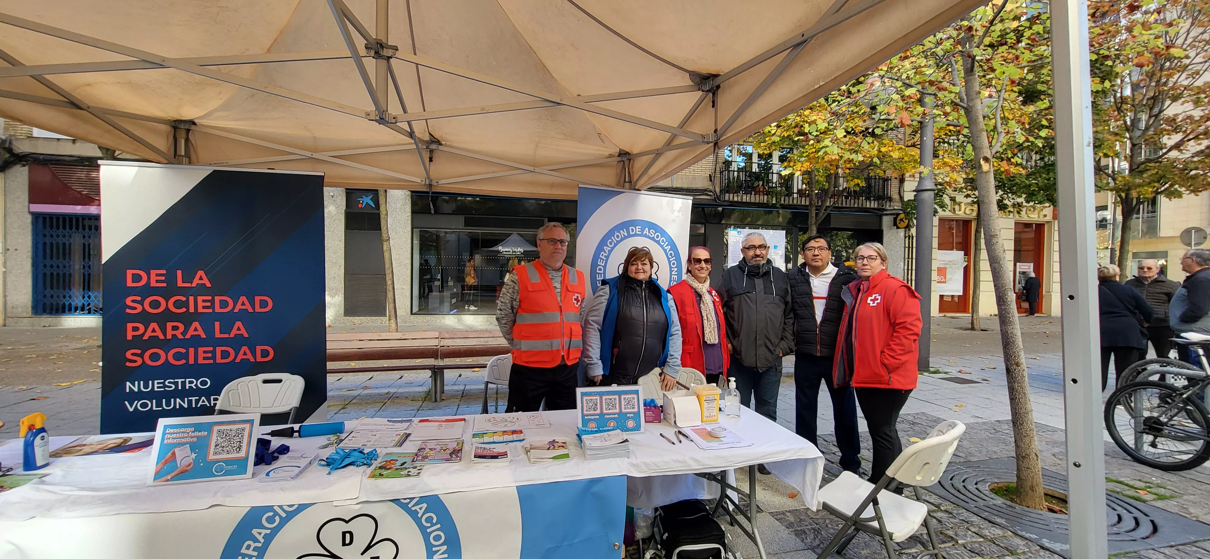 Imagen de archivo de una mesa informativa en Huesca de Cruz Roja y la Asociación para la Diabetes de Zaragoza. Foto: Mercedes Manterola