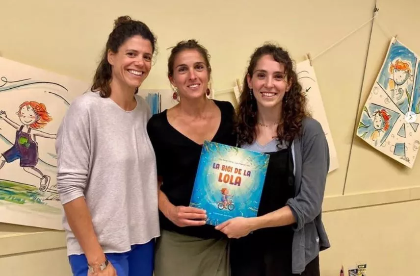 Las autoras de La bici de lola.