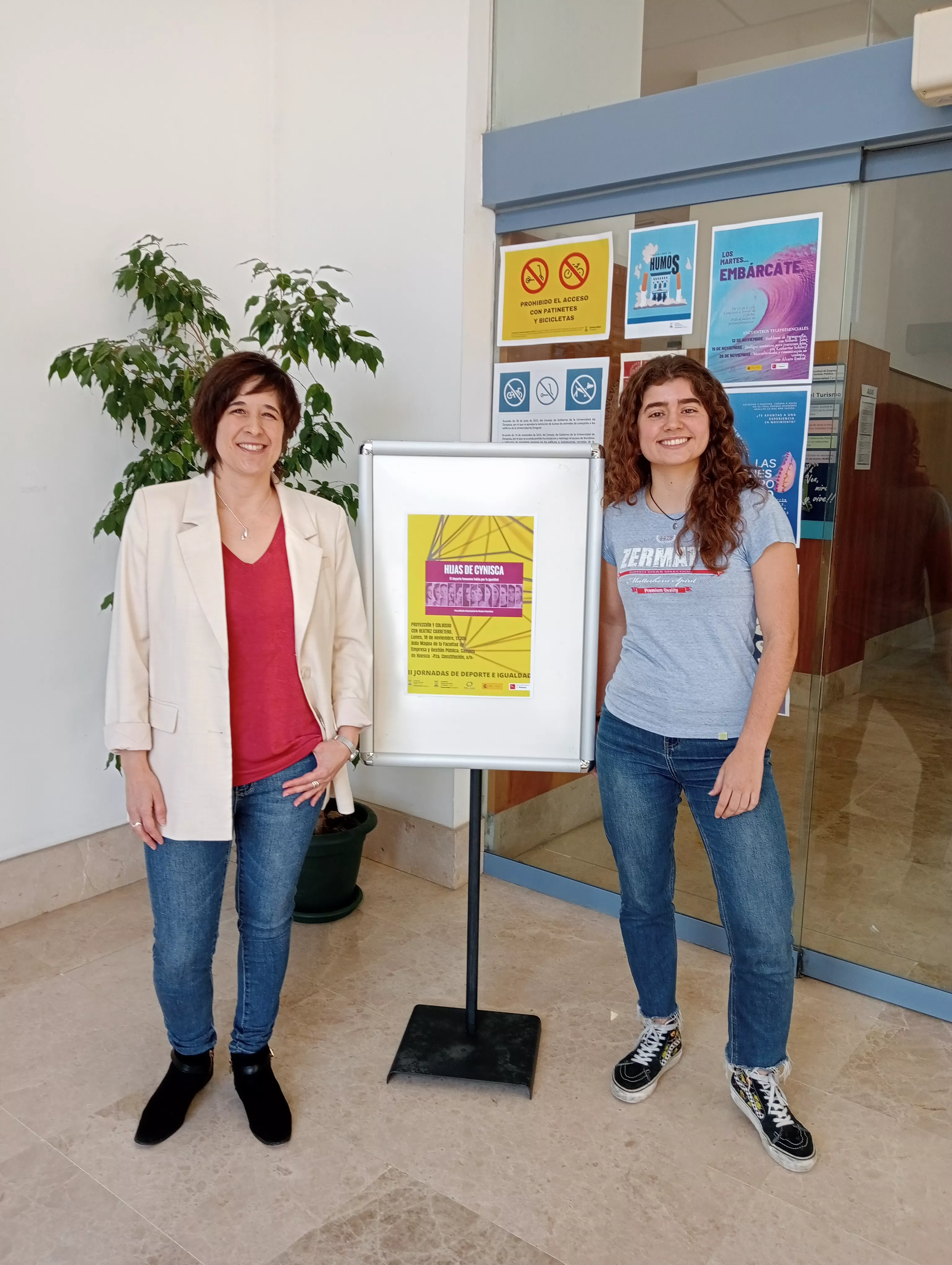 Beatriz Carretero y una alumna de la Facultad de Ciencias de la Salud y del Deporte.