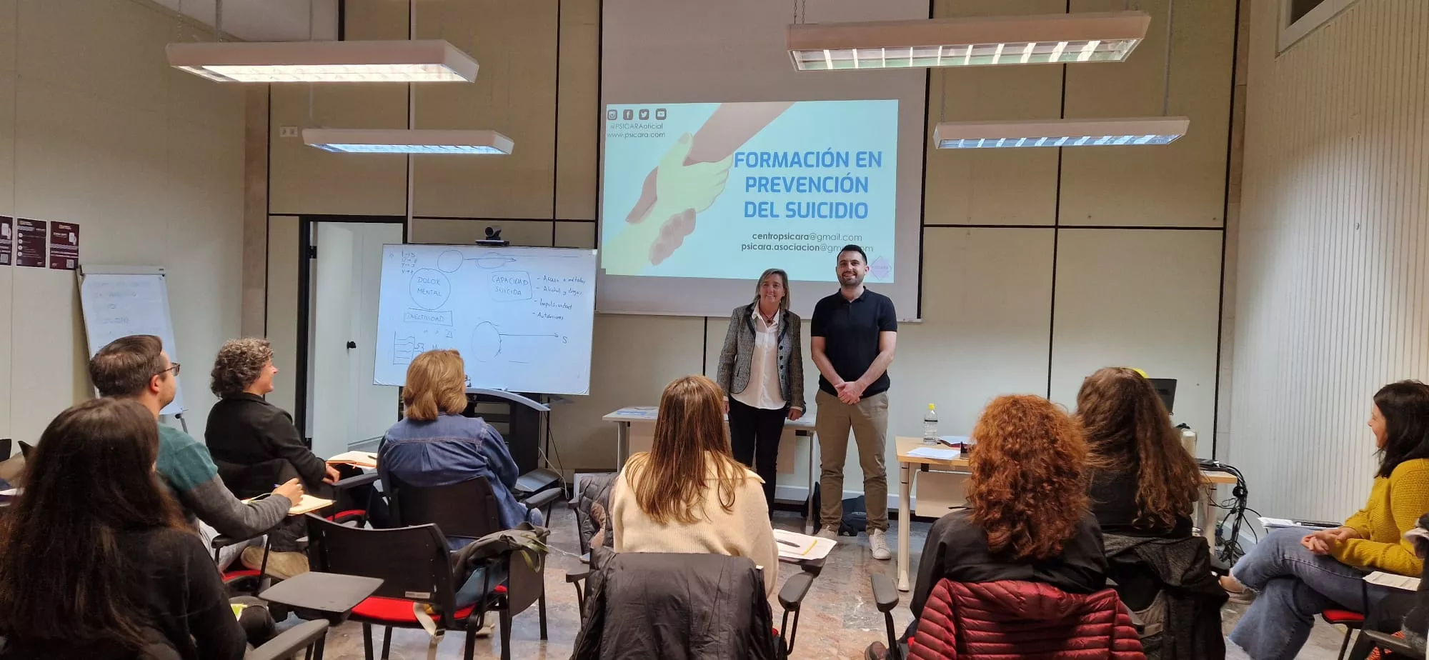 El psicólogo Javier Ibáñez y la directora general Eva Fortea, en la sesión de este lunes, para crear un grupo de apoyo..