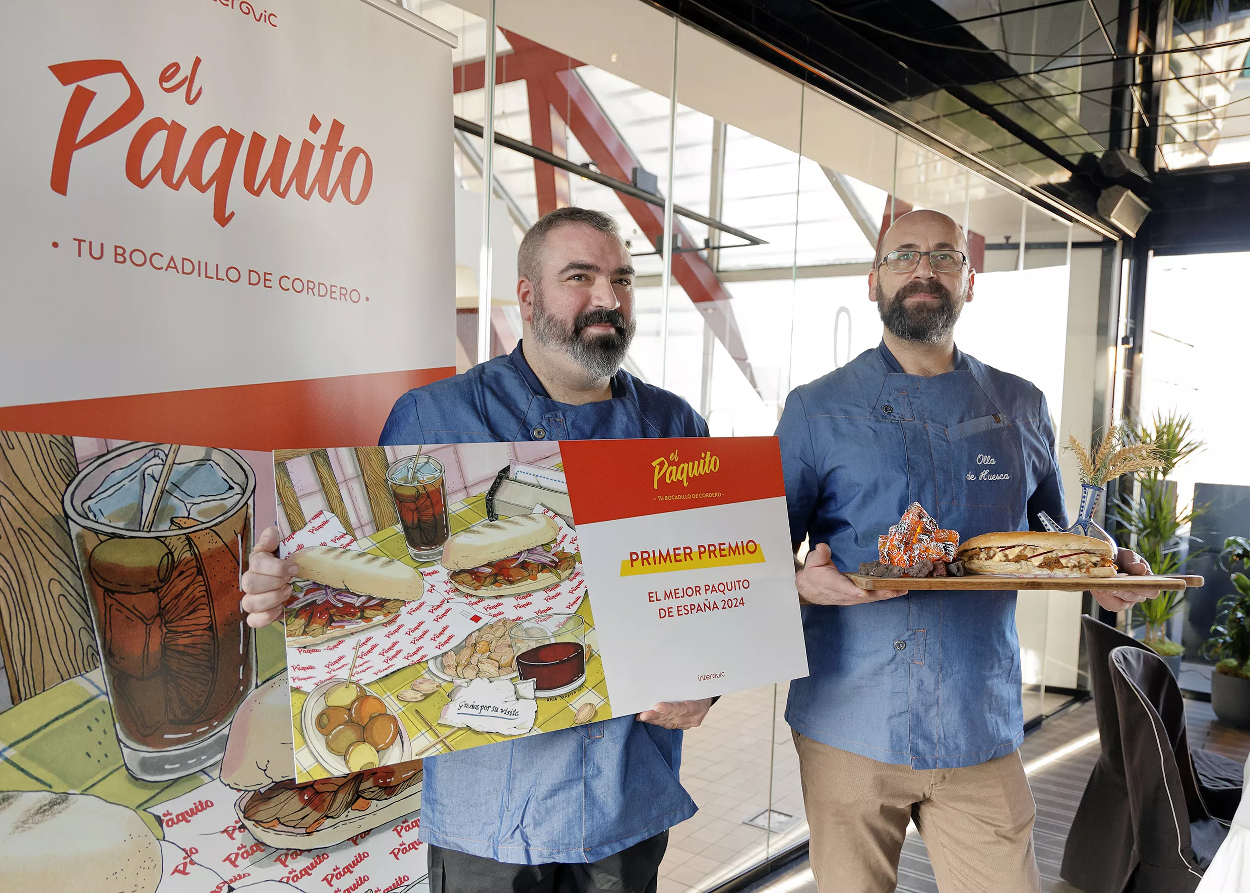 Roberto Villamayor con el premio y su Paquito