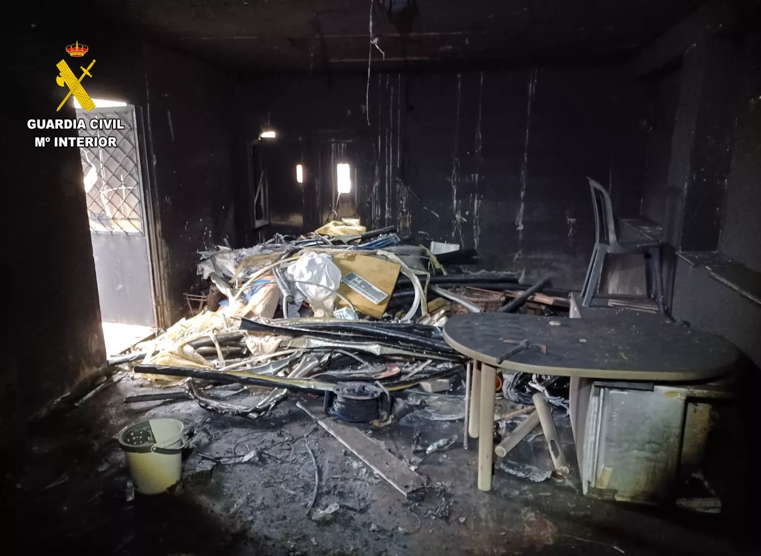 Vivienda quemada con cableado del cobre que robaban.