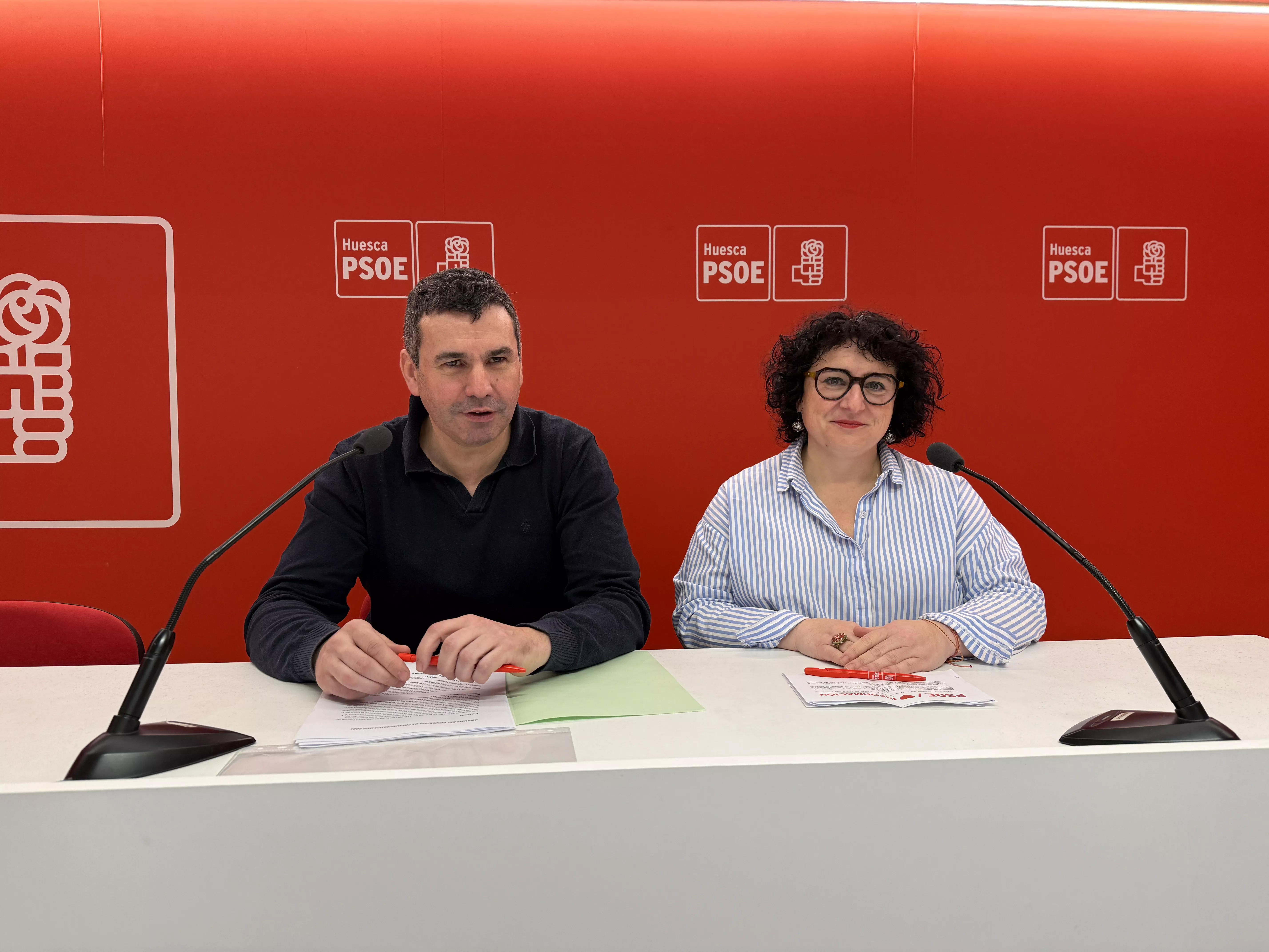 Los diputados del PSOE Fernando Sánchez y Gema Betorz durante la rueda de prensa.
