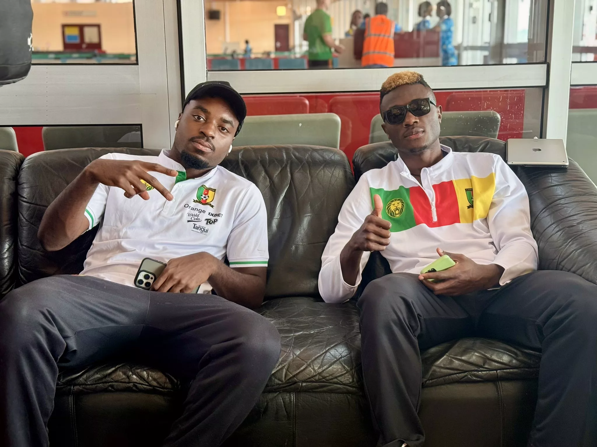 Patrick Soko, a la derecha, esperando a coger el vuelo antes de medirse a Zimbabue.