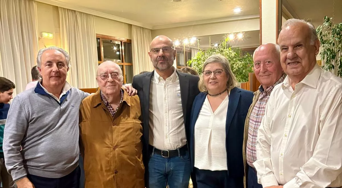 José María Artero entre Antonio Bescós, Talito Corrales, Mariano Lafarga y Lucía Albero en el aniversario del Tenis Osca.