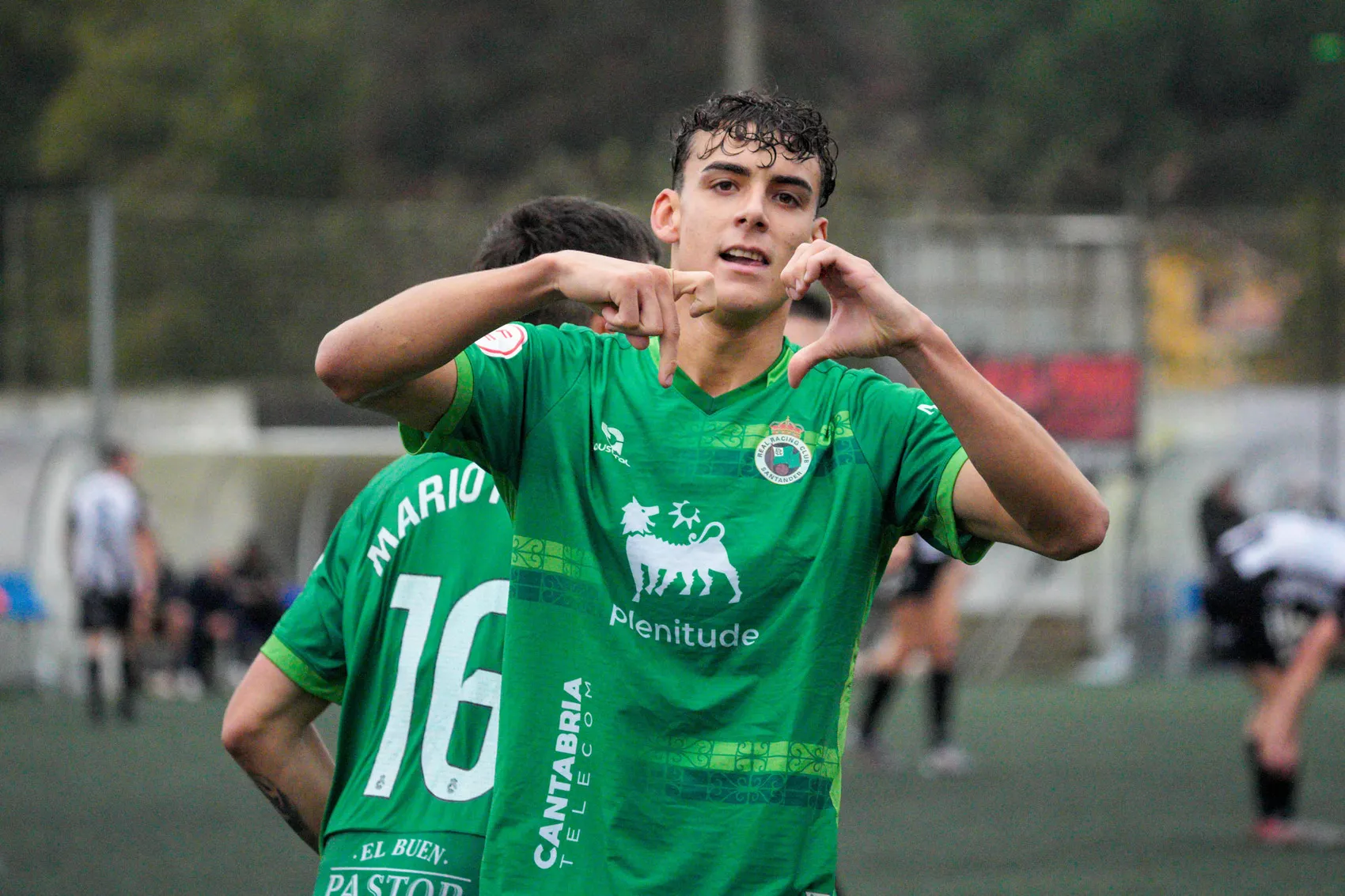 Ángel Pérez celebra el gol en la goleada al Escobedo.