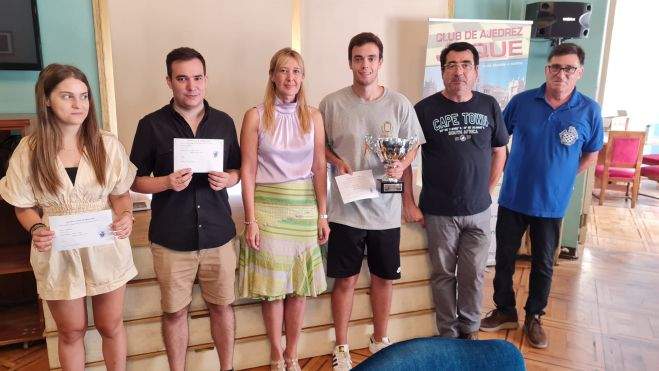 Andrea Roque (tercera), Daniel Forcén (segundo), Cristina de la Hera (presidenta del Casino), Bayo (campeón), Jesús Gambau (Pirenauto) y Carlos Recreo (Club Jaque). Andrea Roque (tercera), Daniel Forcén (segundo), Cristina de la Hera (presidenta del Casino), Bayo (campeón), Jesús Gambau (Pirenauto) y Carlos Recreo (Club Jaque).
