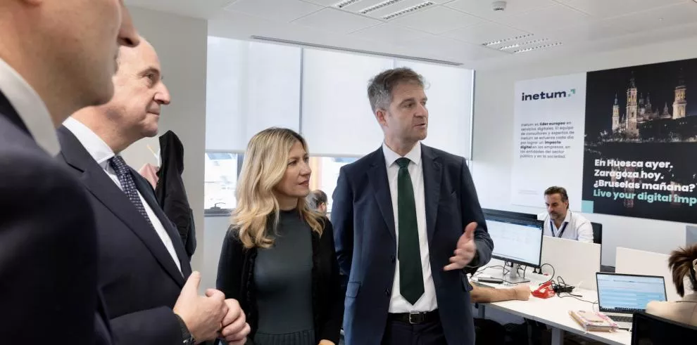 Mar Vaquero escucha las explicaciones de Ignacio Alastruey en Inetum