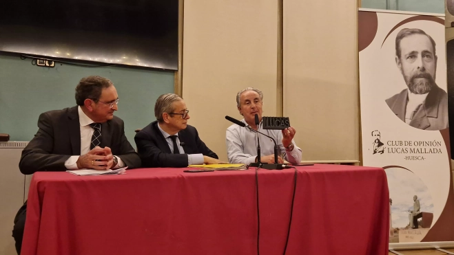 Antonio Bescós muestra el obsequio que la hizo el Club Lucas Mallada a Felipe Zazurca, elaborado por Julio Luzán. Foto Myriam Martínez Antonio Bescós muestra el obsequio que la hizo el Club Lucas Mallada a Felipe Zazurca, elaborado por Julio Luzán. Foto Myriam Martínez