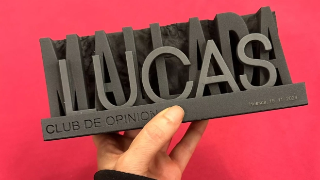 Primer plano del trofeo diseñado por Julio Luzán. Primer plano del trofeo diseñado por Julio Luzán.