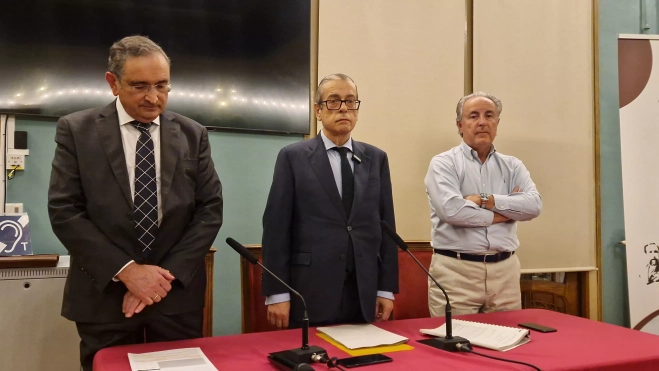 Minuto de silencio por las víctimas de la dana. Foto Myriam Martínez Minuto de silencio por las víctimas de la dana. Foto Myriam Martínez