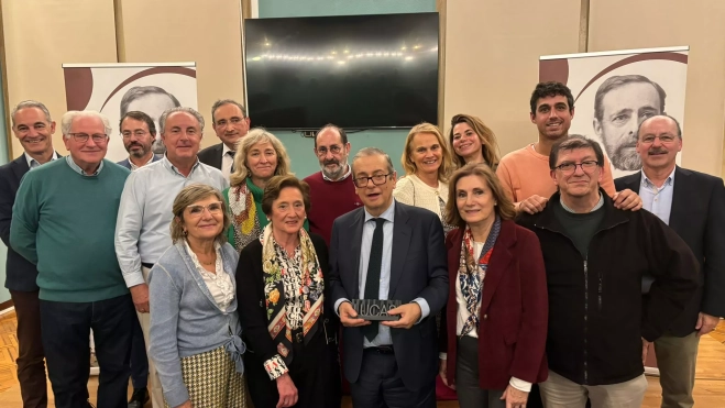 Felipe Zazurca, con algunos de los miembros del Club de Opinión Lucas Mallada. Felipe Zazurca, con algunos de los miembros del Club de Opinión Lucas Mallada.