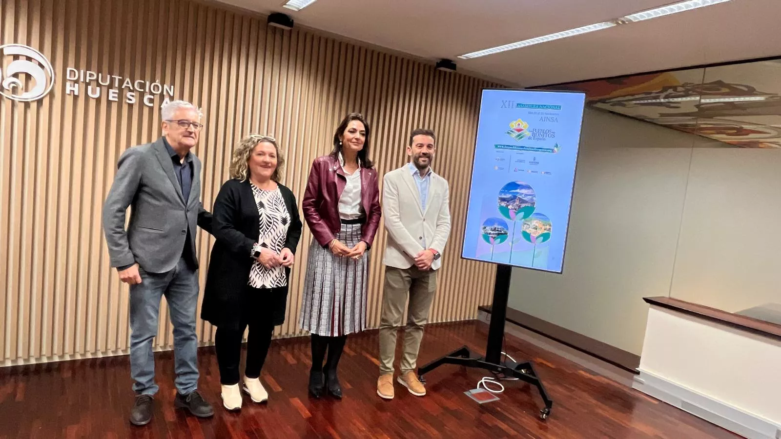 Joaquín Montanuy, Ana Blasco, Celsa Rufas y Enrique Pueyo han presentado los actos de la XII Asamblea de los Pueblos Más Bonitos de España que acoge Aínsa. Joaquín Montanuy, Ana Blasco, Celsa Rufas y Enrique Pueyo han presentado los actos de la XII Asamblea de los Pueblos Más Bonitos de España que acoge Aínsa.