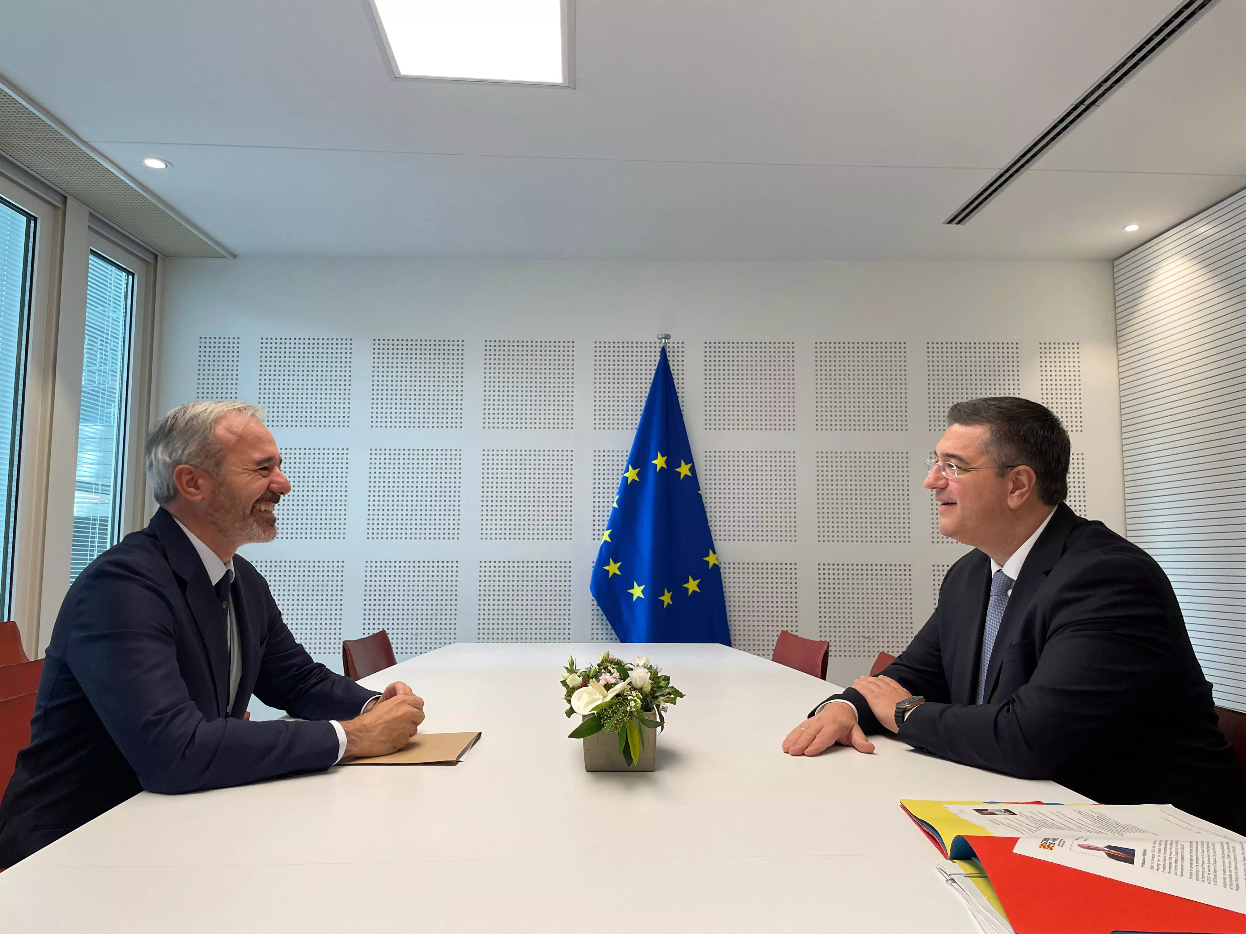 Encuentro de Azcón y Apostolos Tzitzikostas, candidato a comisario europeo de Transporte.