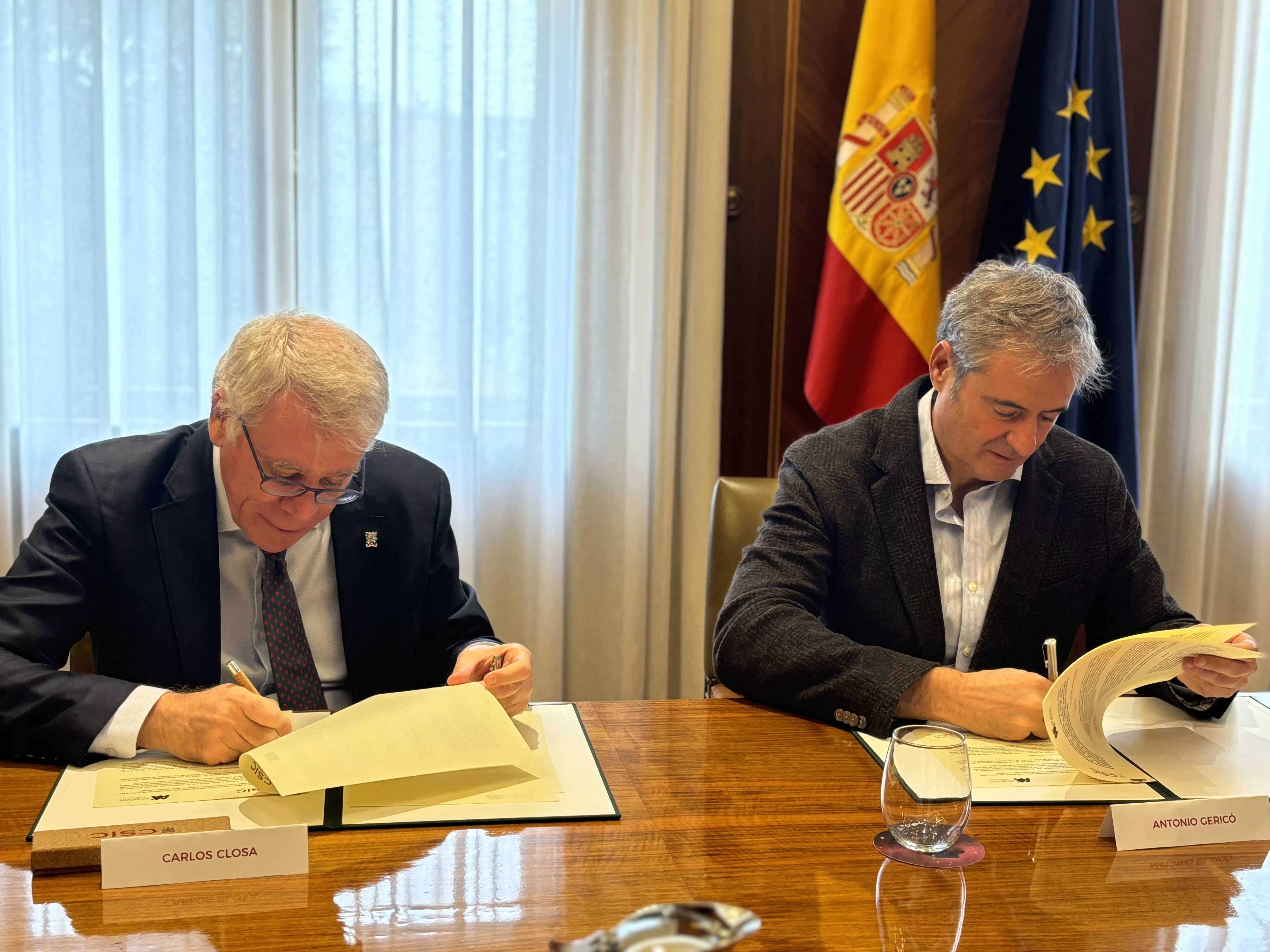 Antonio Gericó y Carlos Closa  firman el convenio entre el Grupo Aramón y CSIC.