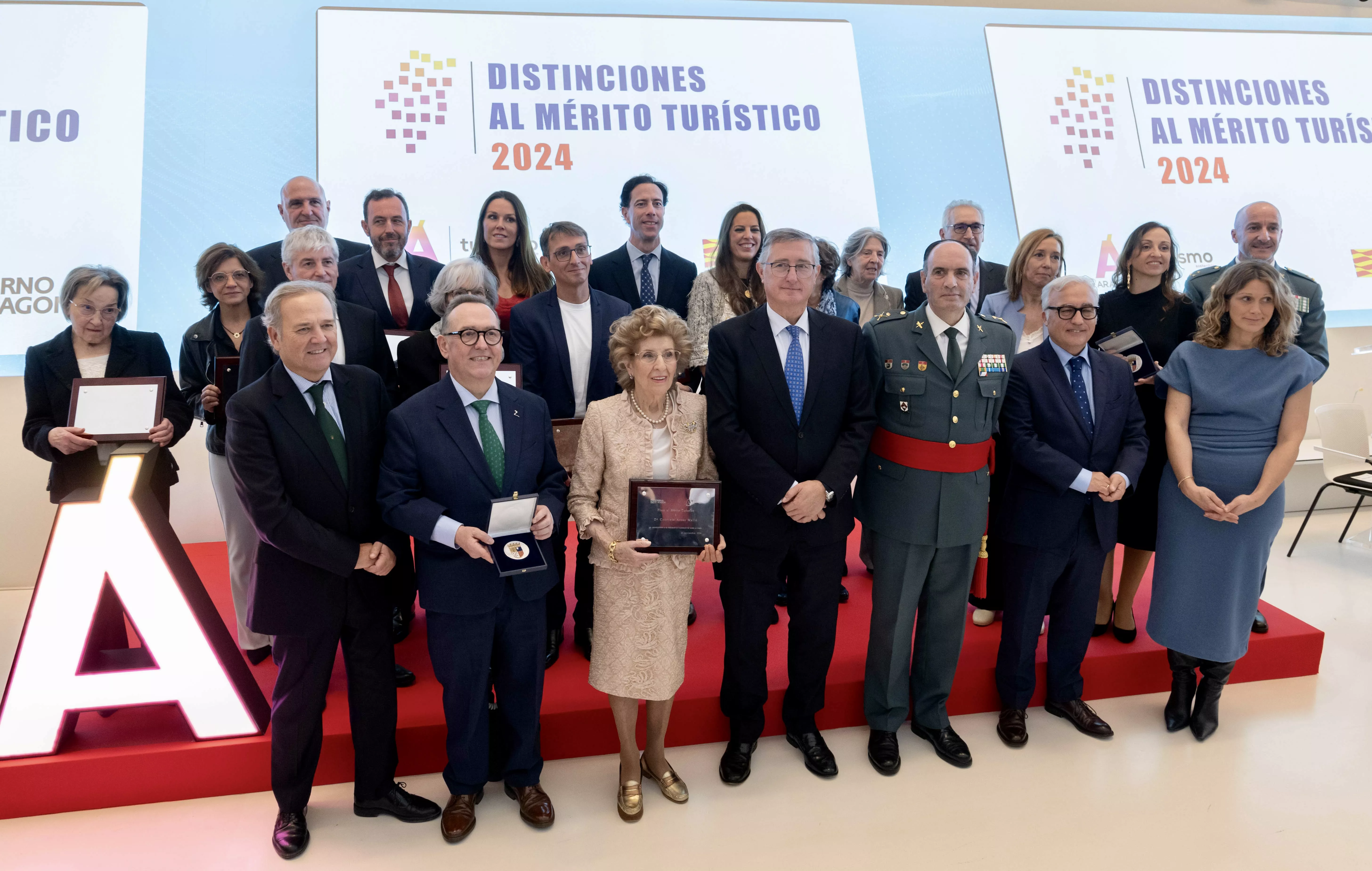 Distinciones al Mérito Turístico con José Luis Yzuel y Consuelo Arcas junto al consejero Manuel Blasco