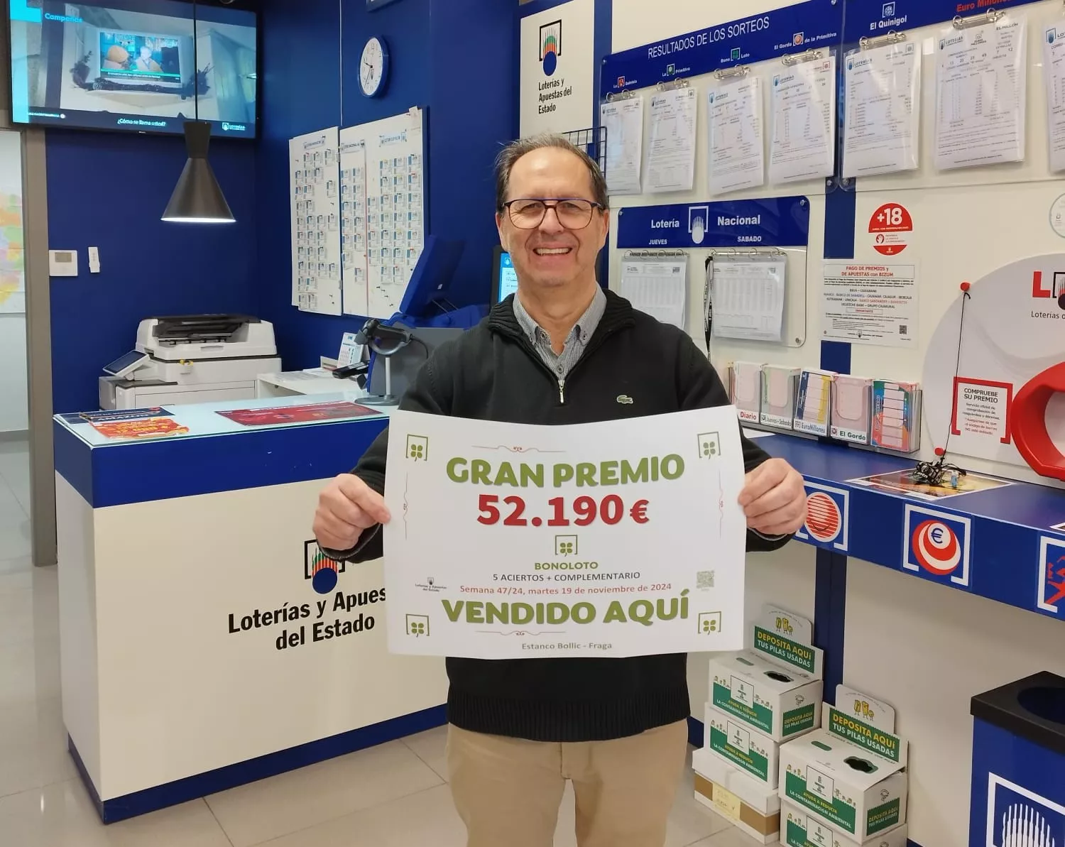 Joaquín Bollic sujeta el cartel que muestra el premio entregado de más de 52.000 euros.