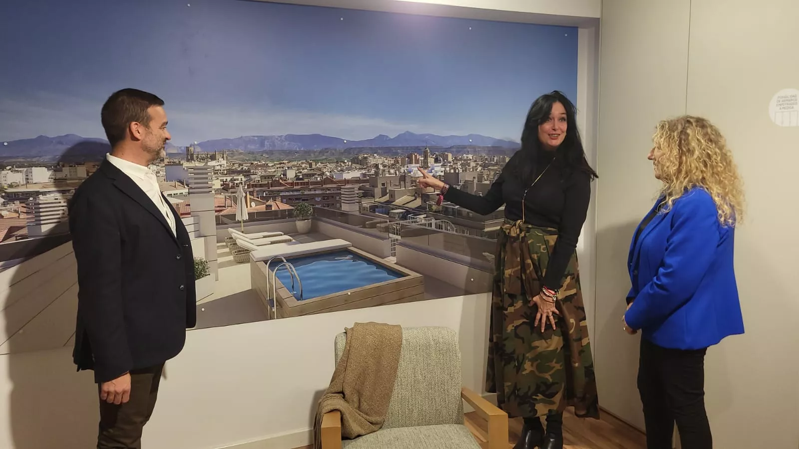 Luis Villamayor, Lorena Orduna y Susana Oliván, en la infografía gigante que recrea la ciudad con Torre Harineras.