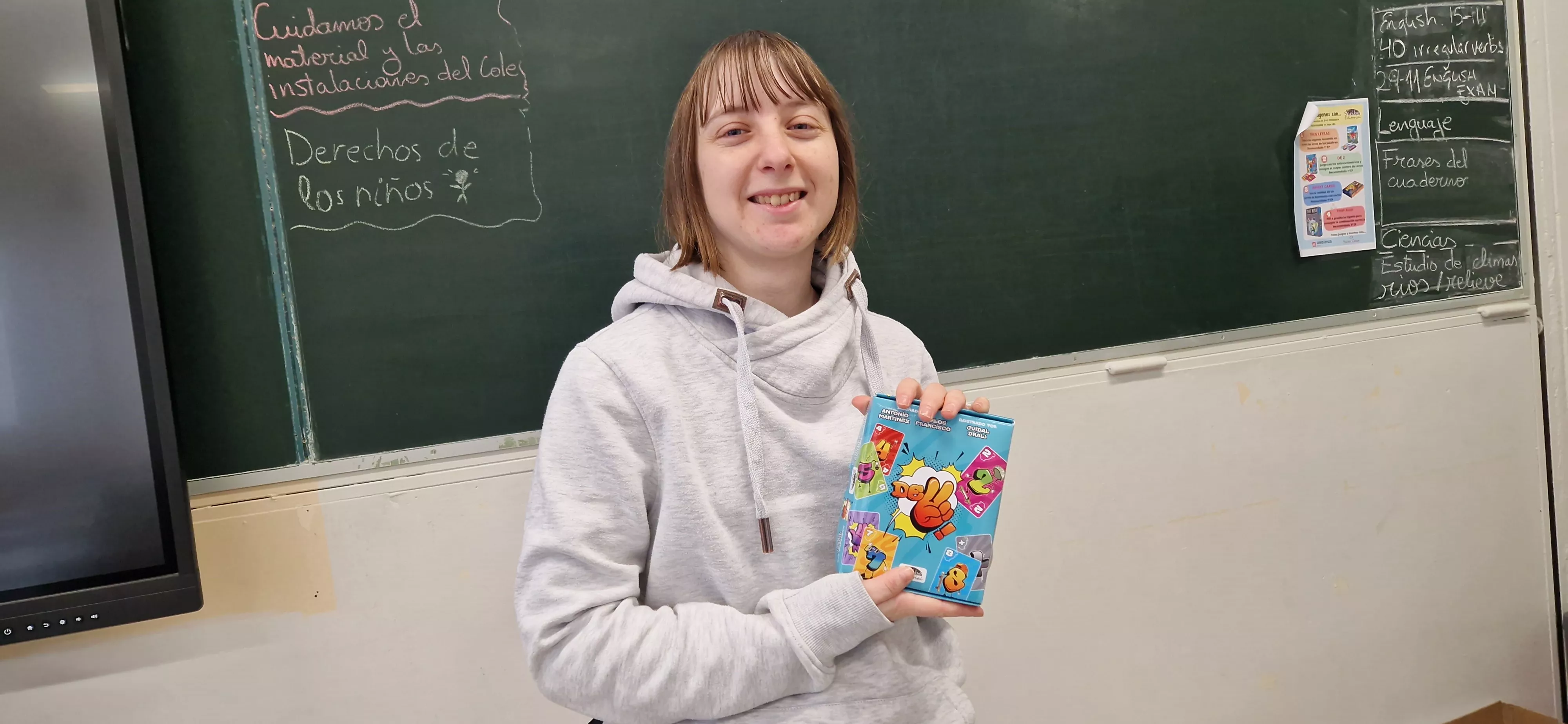 Judith Vidal muestra el juego de cartas. Foto Myriam Martínez