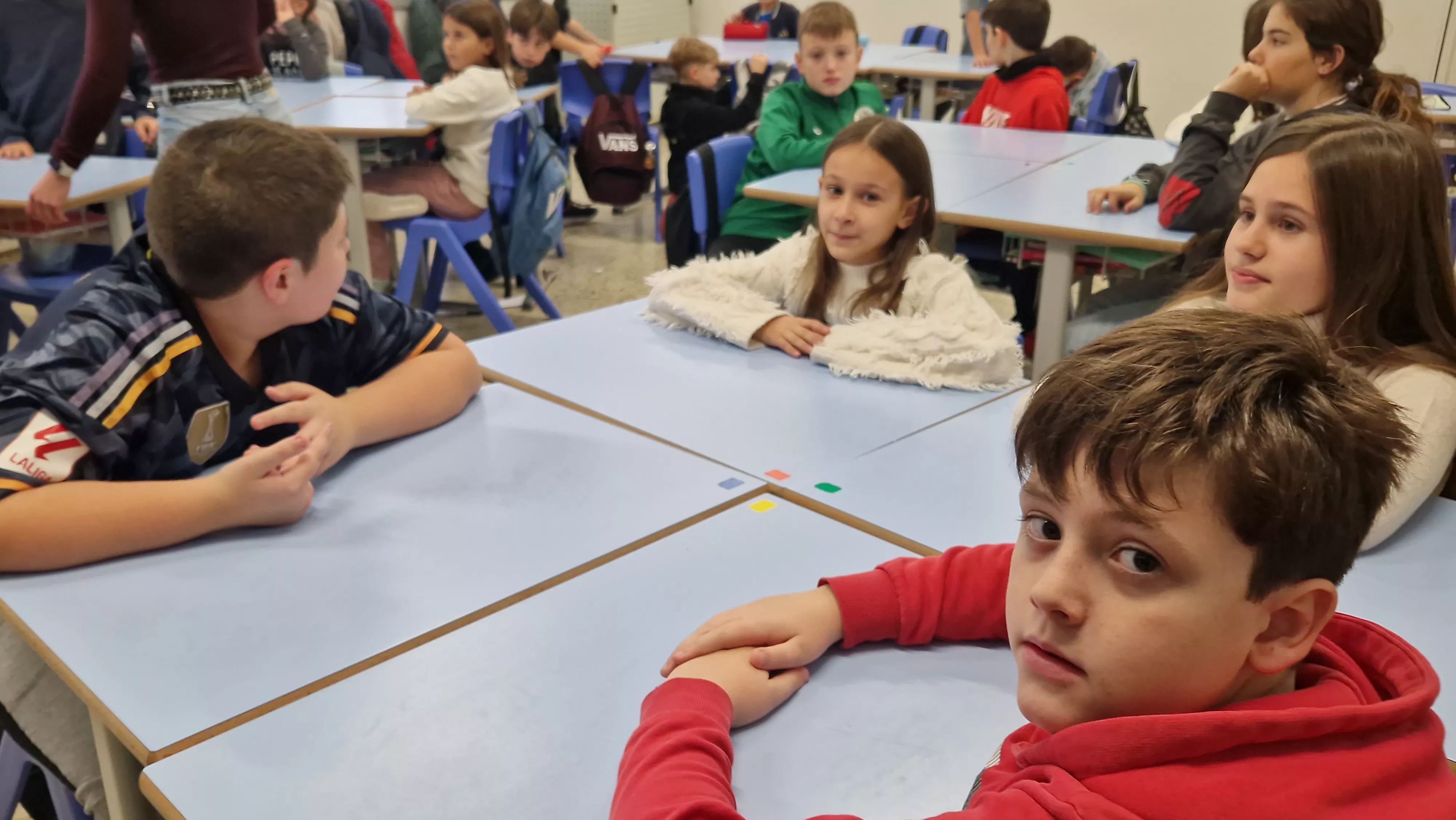 Presentación del juego de cartas Dedos en el Colegio Salesianos. Foto Myriam Martínez 