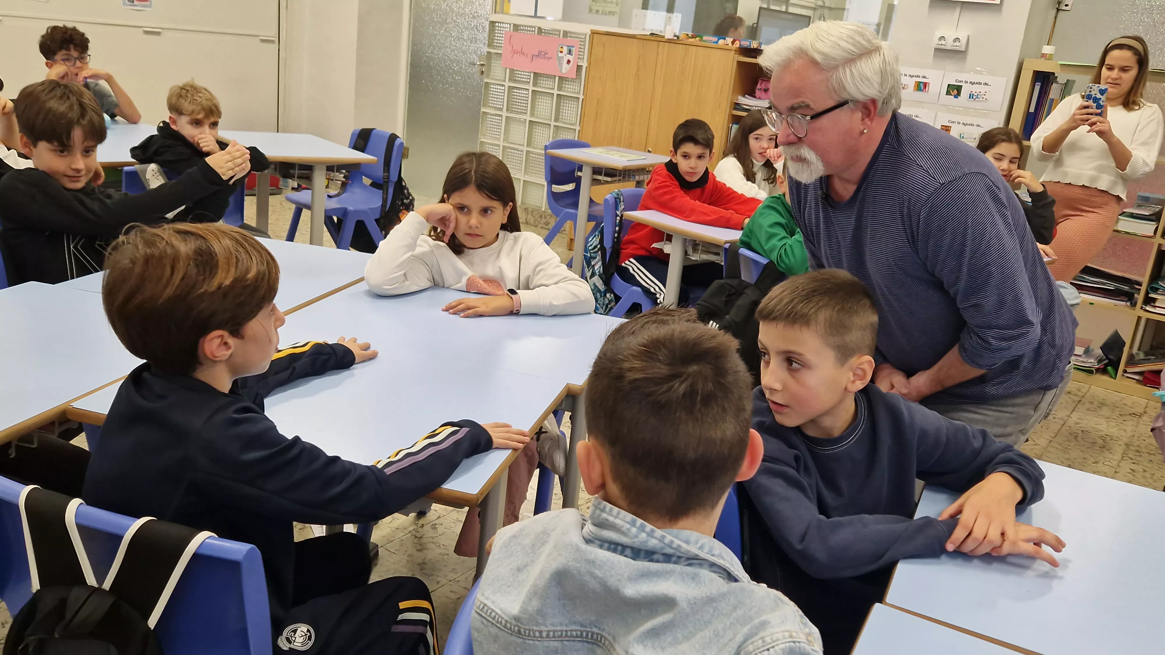 Presentación del juego de cartas Dedos en el Colegio Salesianos. Foto Myriam Martínez 