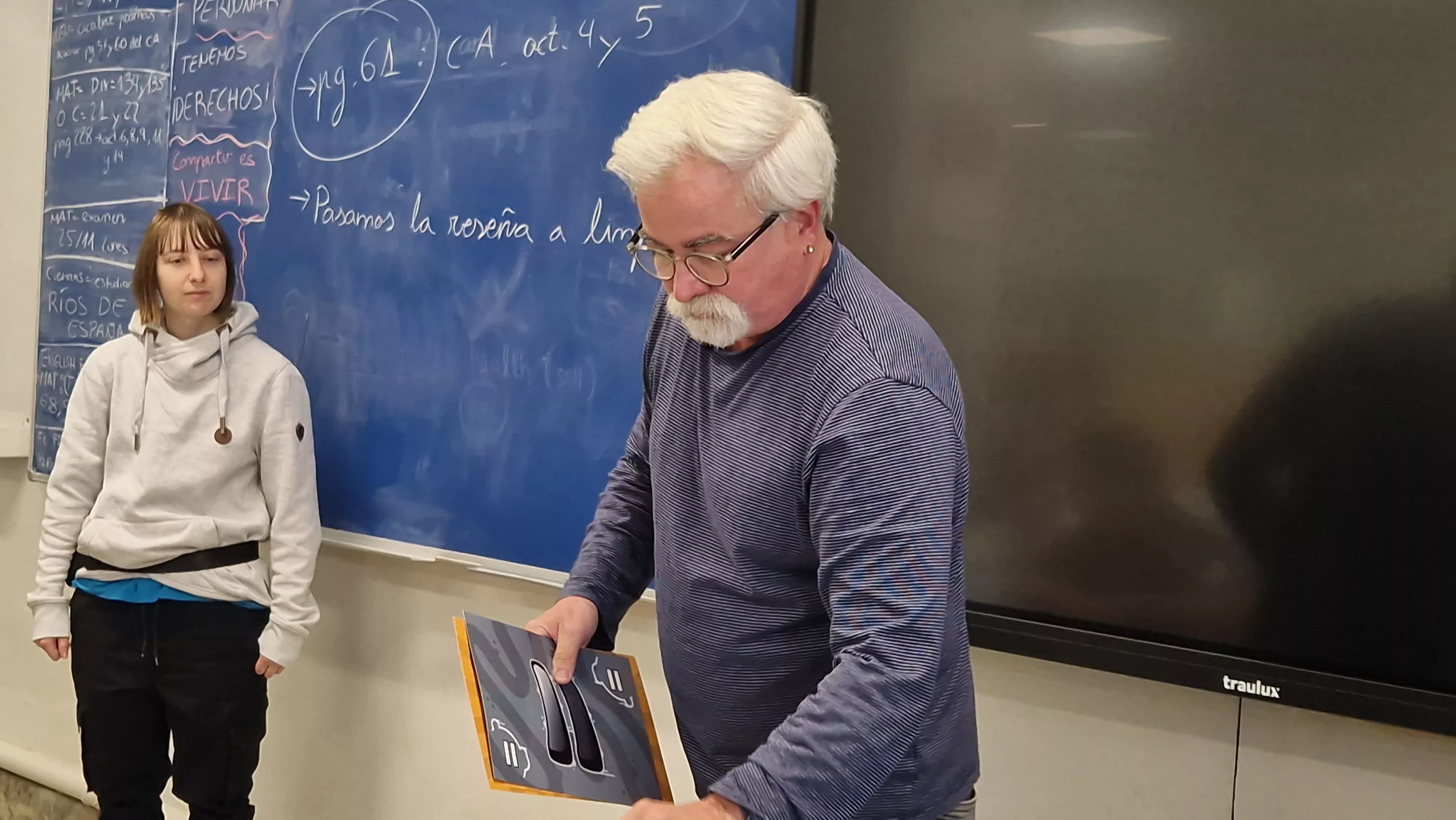 Presentación del juego de cartas Dedos en el Colegio Salesianos. Foto Myriam Martínez 