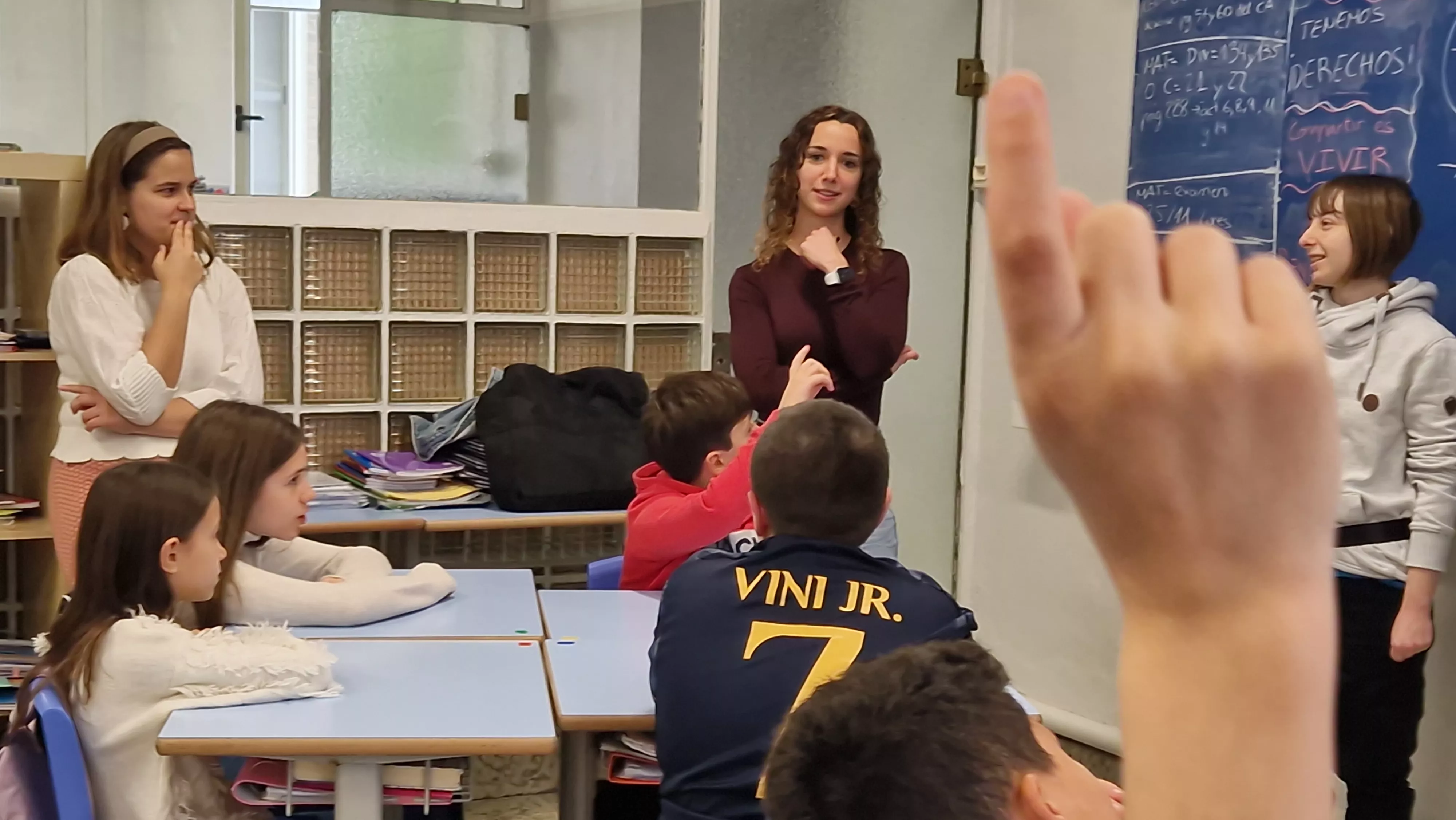 Presentación del juego de cartas Dedos en el Colegio Salesianos. Foto Myriam Martínez 
