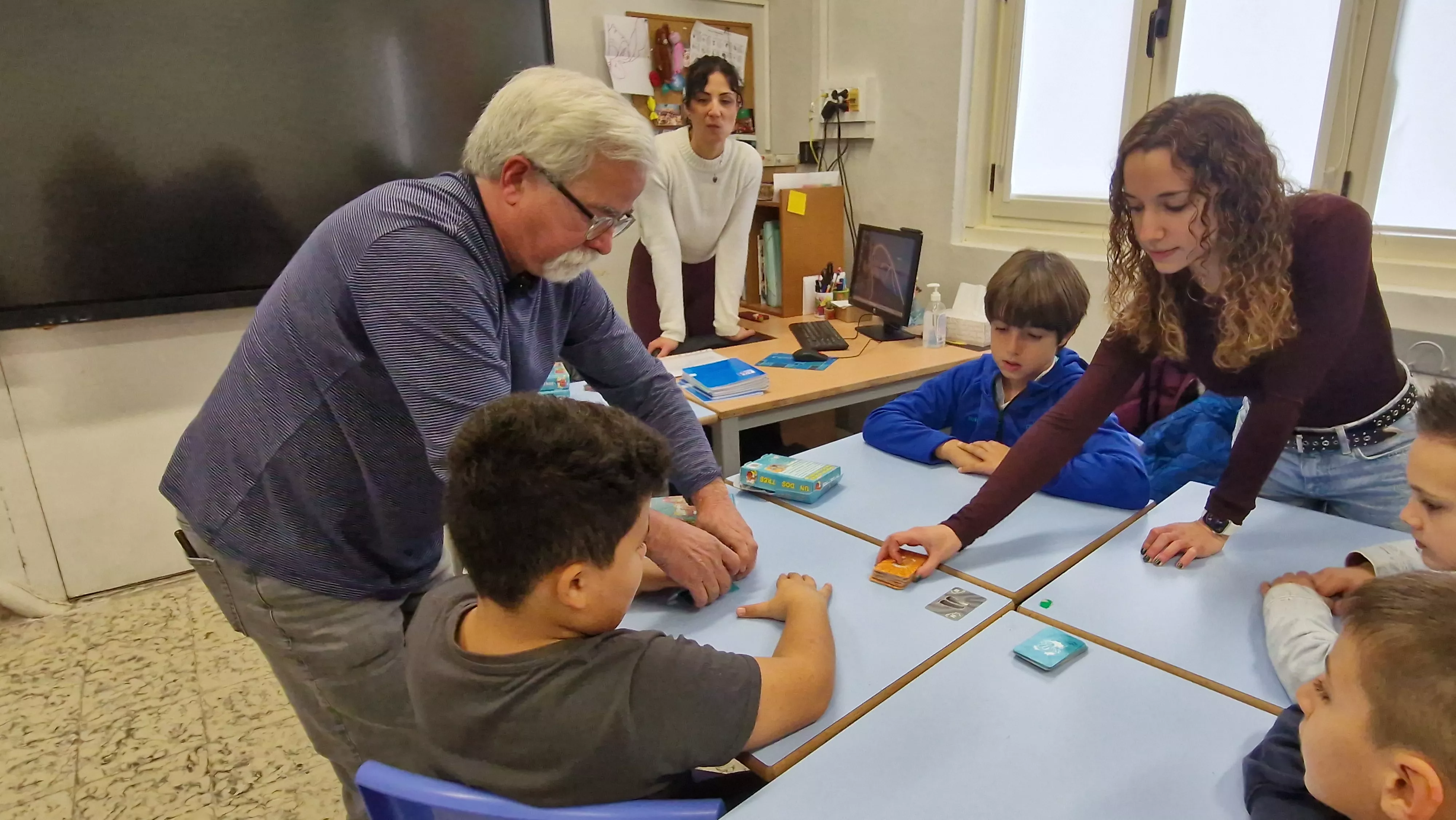 Presentación del juego de cartas Dedos en el Colegio Salesianos. Foto Myriam Martínez 