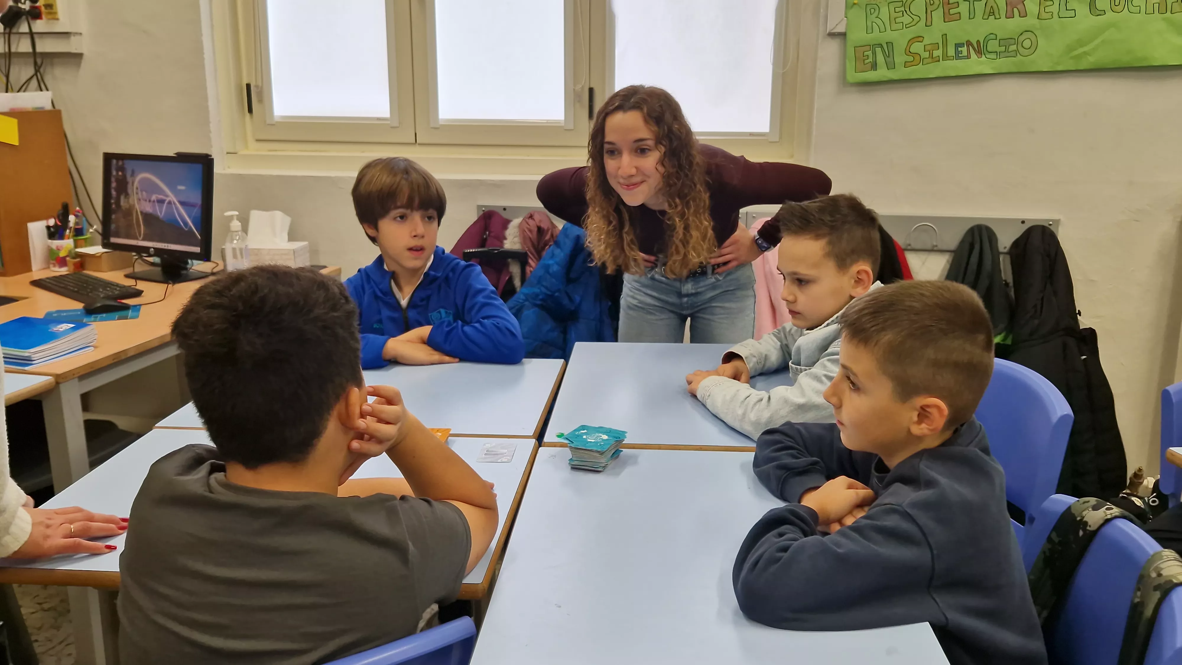 Presentación del juego de cartas Dedos en el Colegio Salesianos. Foto Myriam Martínez 