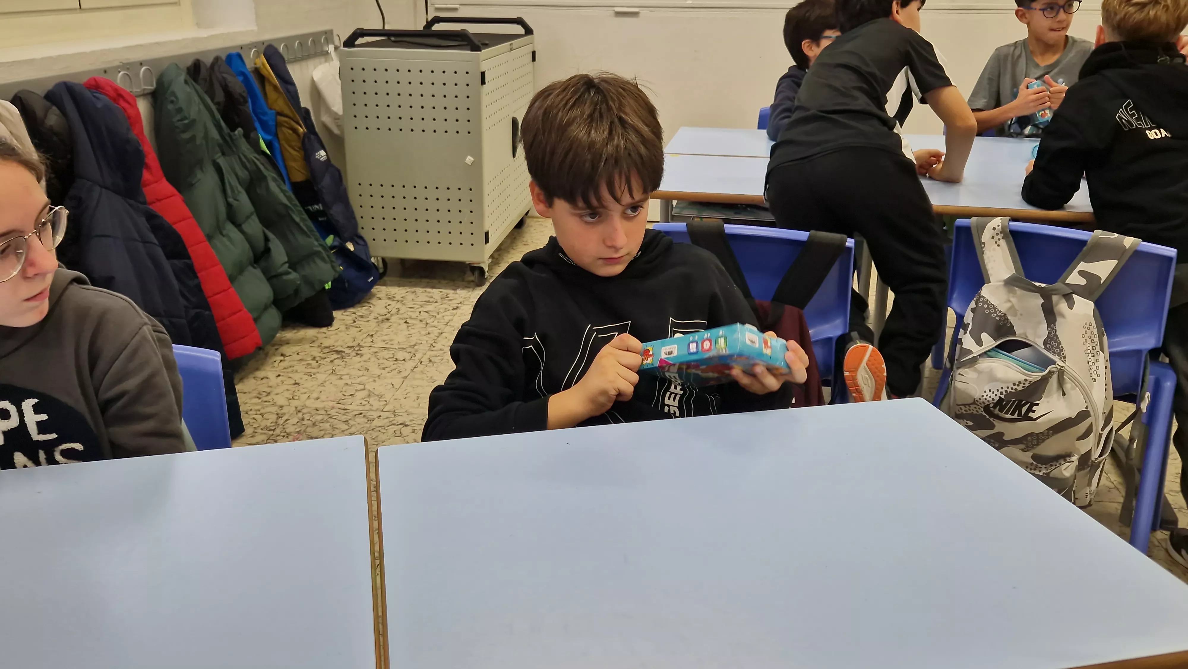 Presentación del juego de cartas Dedos en el Colegio Salesianos. Foto Myriam Martínez 